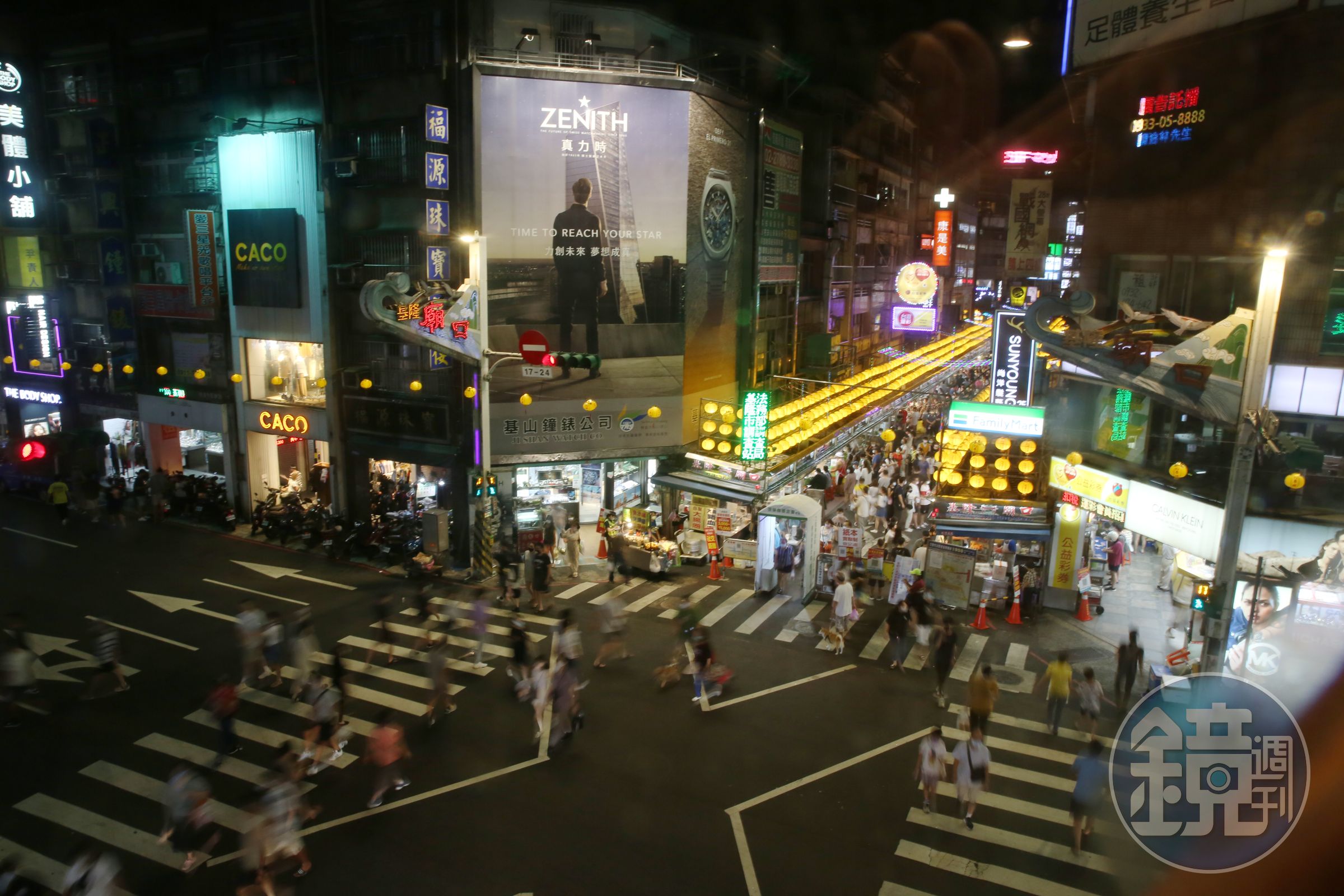 基隆廟口夜市，以仁三路上的奠濟宮為中心聚集，擴展到愛三路到愛四路之間，聚集各式小吃攤販，全天24小時都有店家營業，以夜晚最為熱鬧，小吃市集遠近馳名，吸引觀光客湧入。