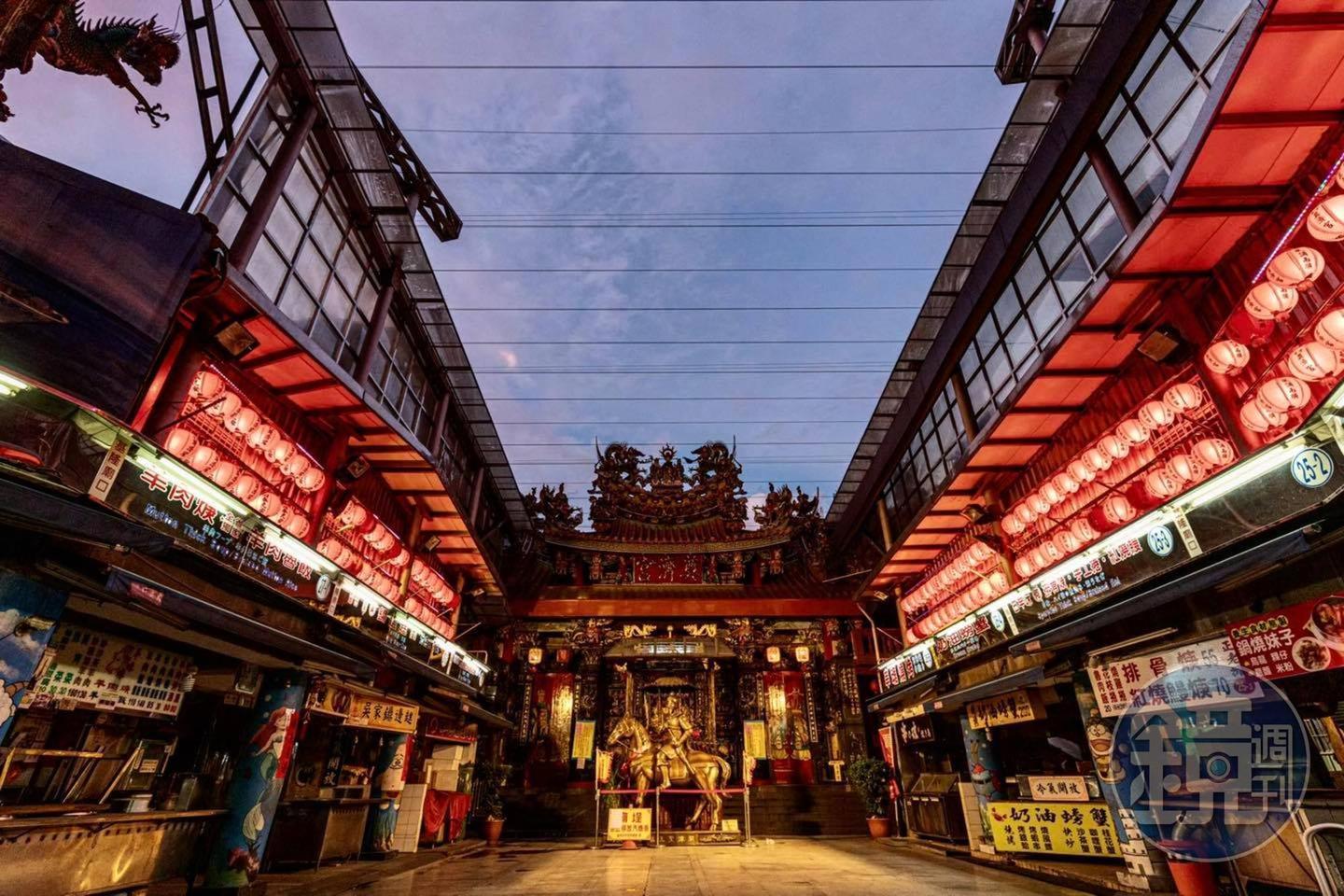 基隆廟口夜市的「廟」，指的是奠濟宮，廟內供奉開漳聖王，已有百年歷史，是基隆市區最大型的廟宇。