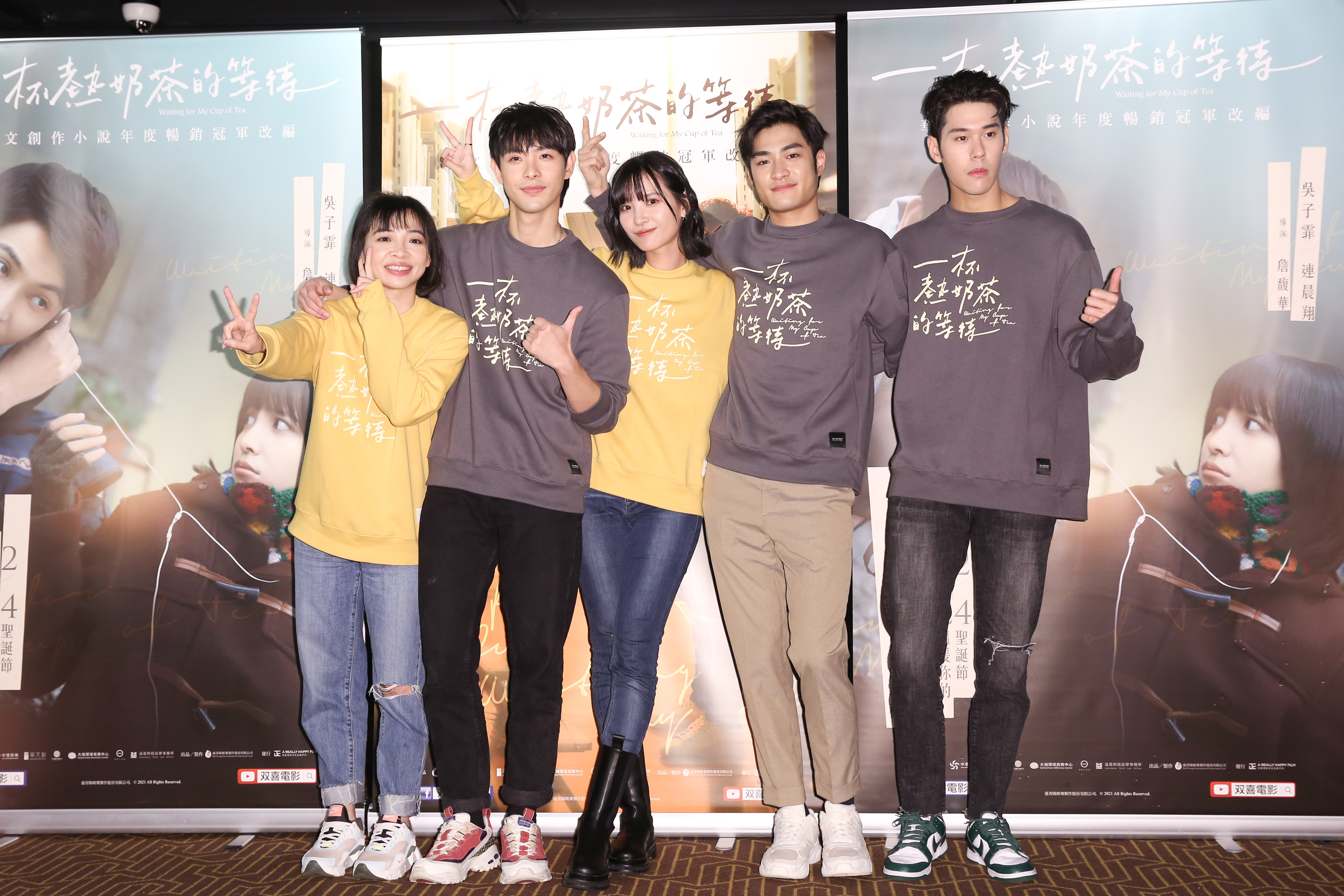 導演詹馥華（左一）率演員連晨翔（左起）、吳子霏、潘綱大、周予天出席《一杯熱奶茶的等待》媒體聯訪。