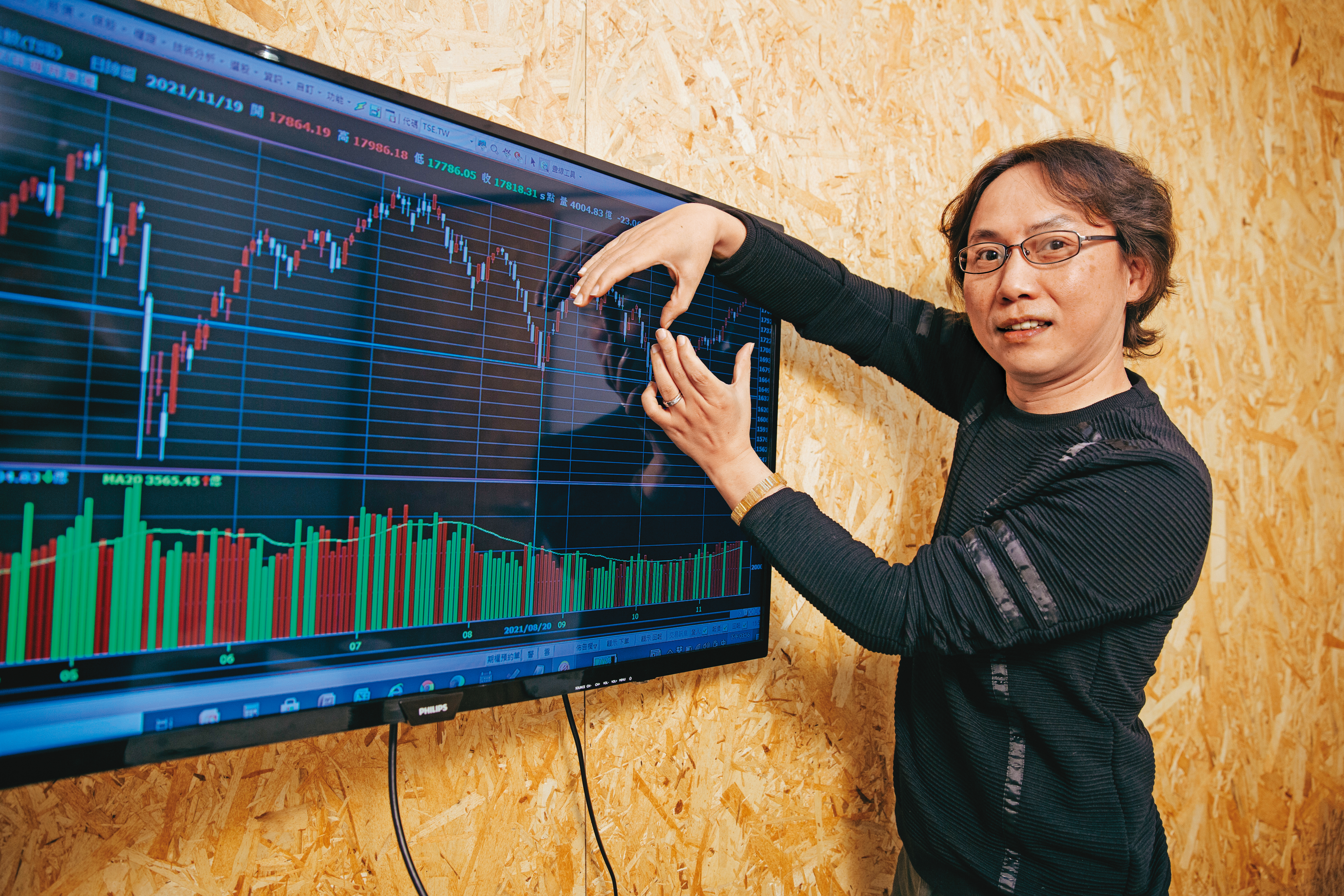 里長伯是典型的實戰派投資人，靠著自創的S型操盤法，繳出驚人成績。