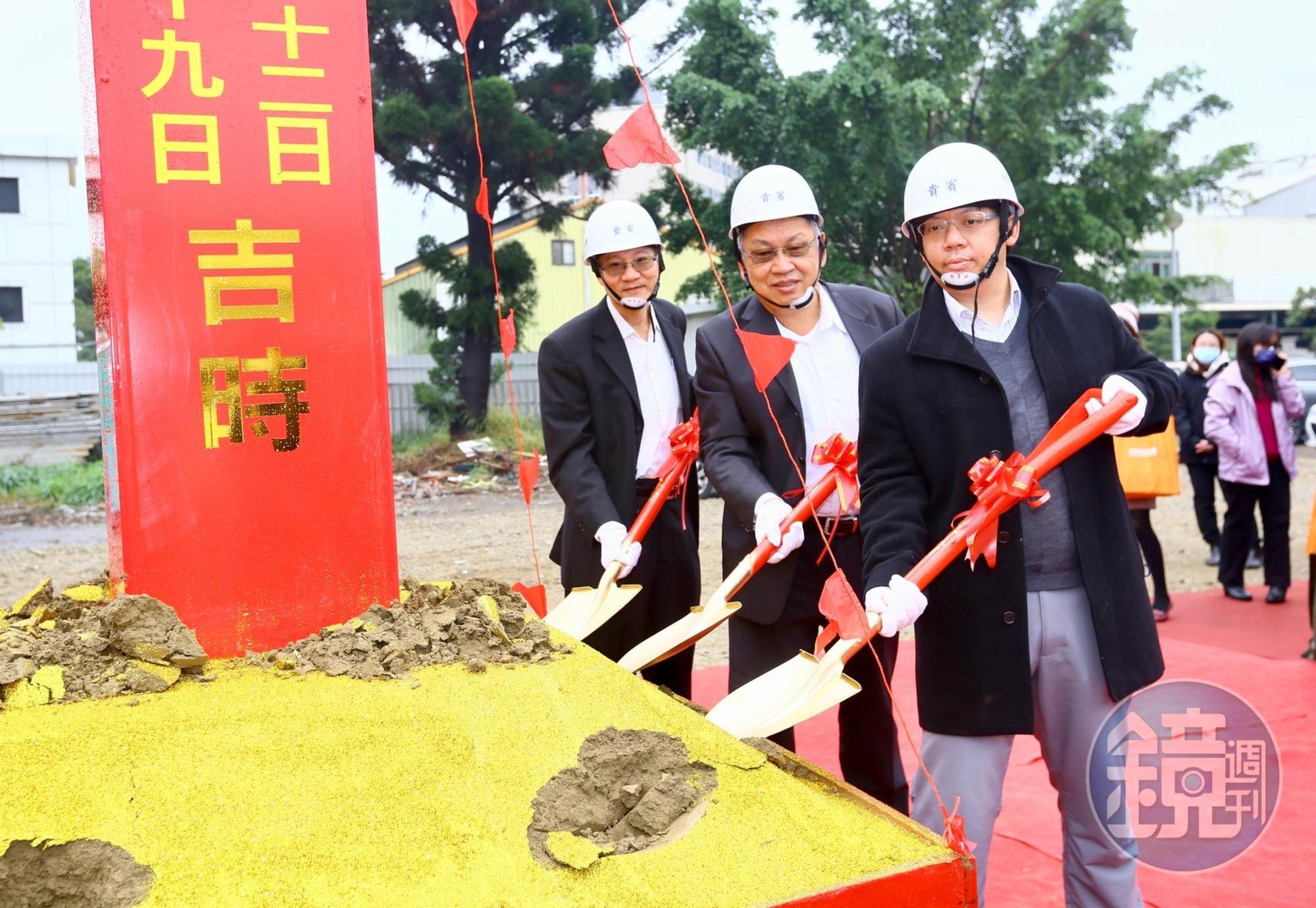 中保科技佈局AI、5G產業，今(22)日宣布斥資五億元在新竹設廠，舉行動土儀式。右起：中保科副董事長林建涵、保創科技董事長林磊、立捷國際董事長江文亮。