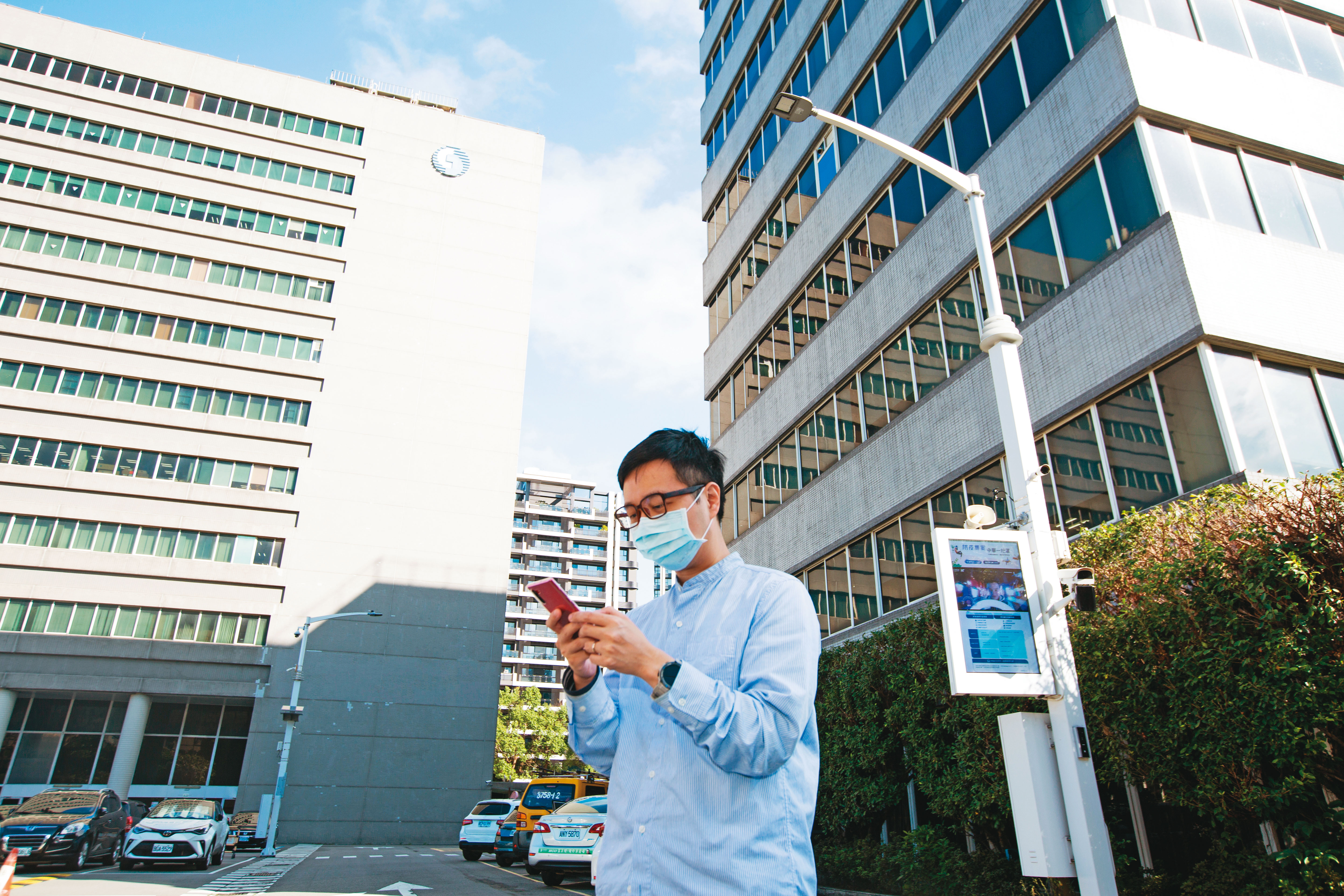 中華電信2年前投身智慧杆業務，並成功輸出東南亞。杆上除了路燈，也加裝了鏡頭、看板、感測器多項設備。