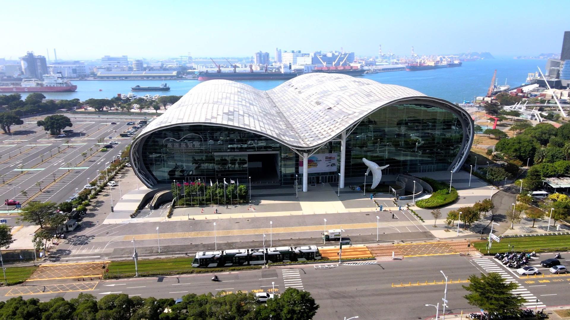 高雄亞灣區近年由中央與地方攜手打造五大公共建設，已帶動整體發展及觀光人潮。(圖為/高雄展覽館)