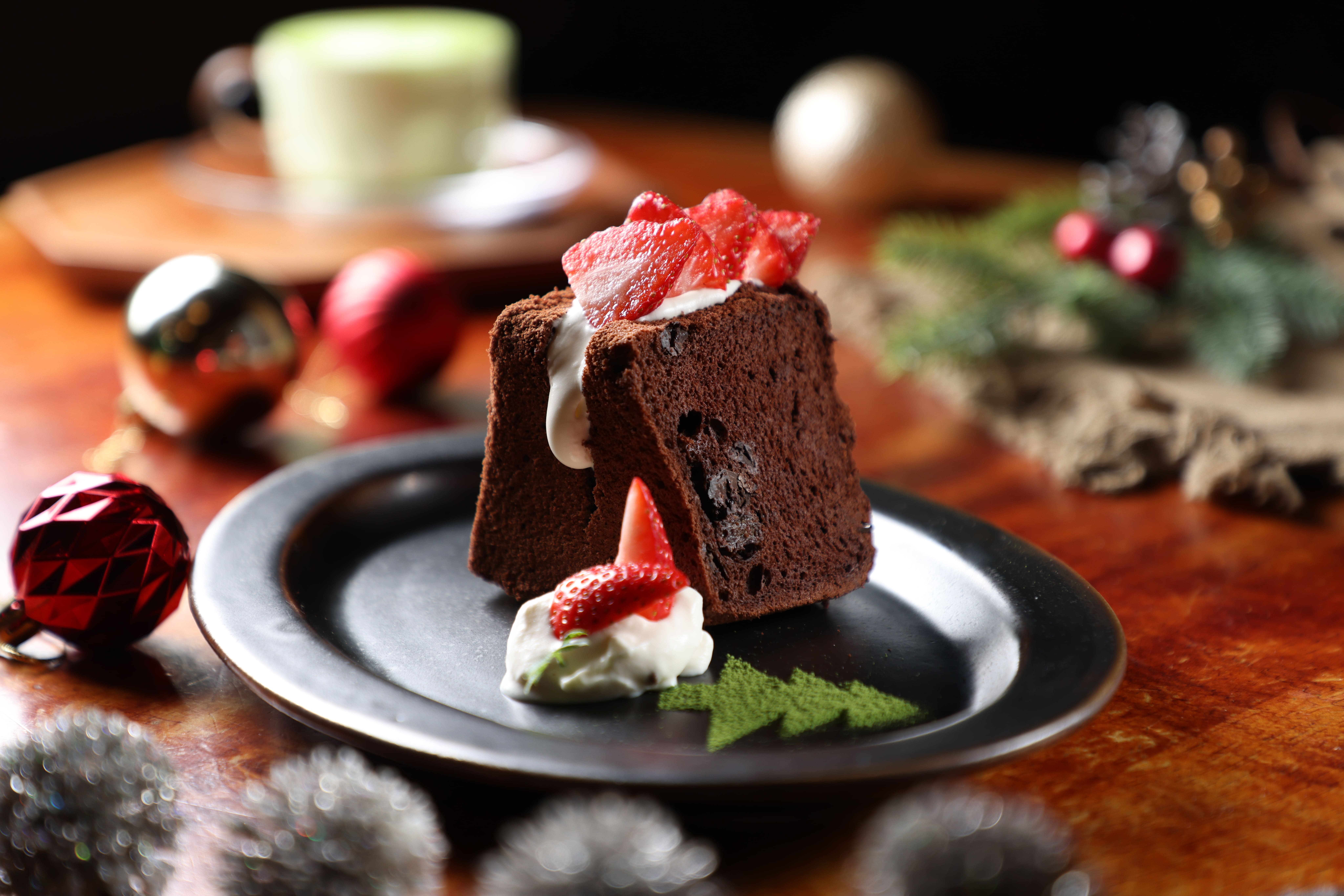 有別於普遍口感較為濕潤，反而偏帶嚼勁的「法芙娜酒漬巧克力蛋糕」（180元／份）