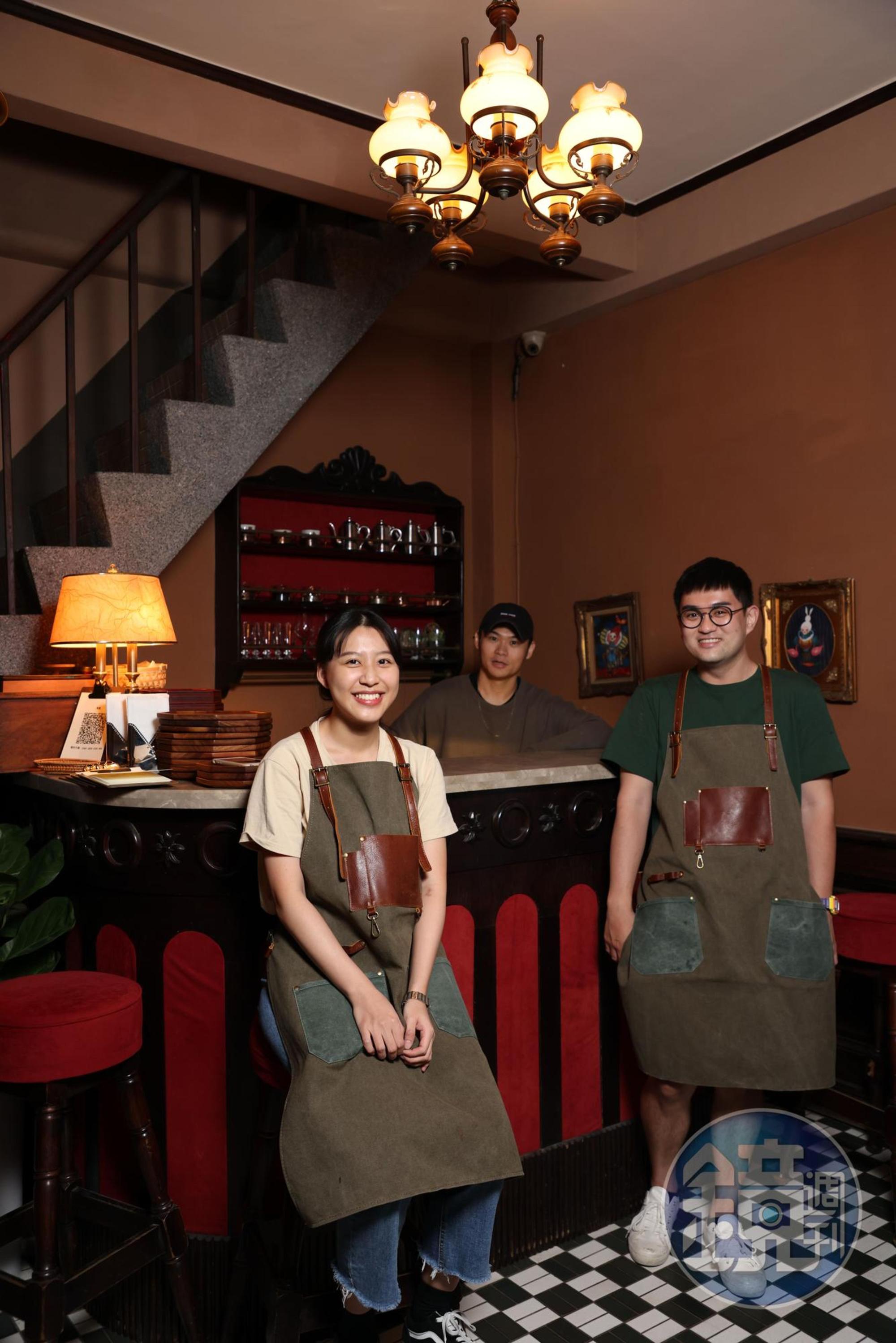今年開始踏上喫茶店初心者旅程的Wayne（中）與店內夥伴。