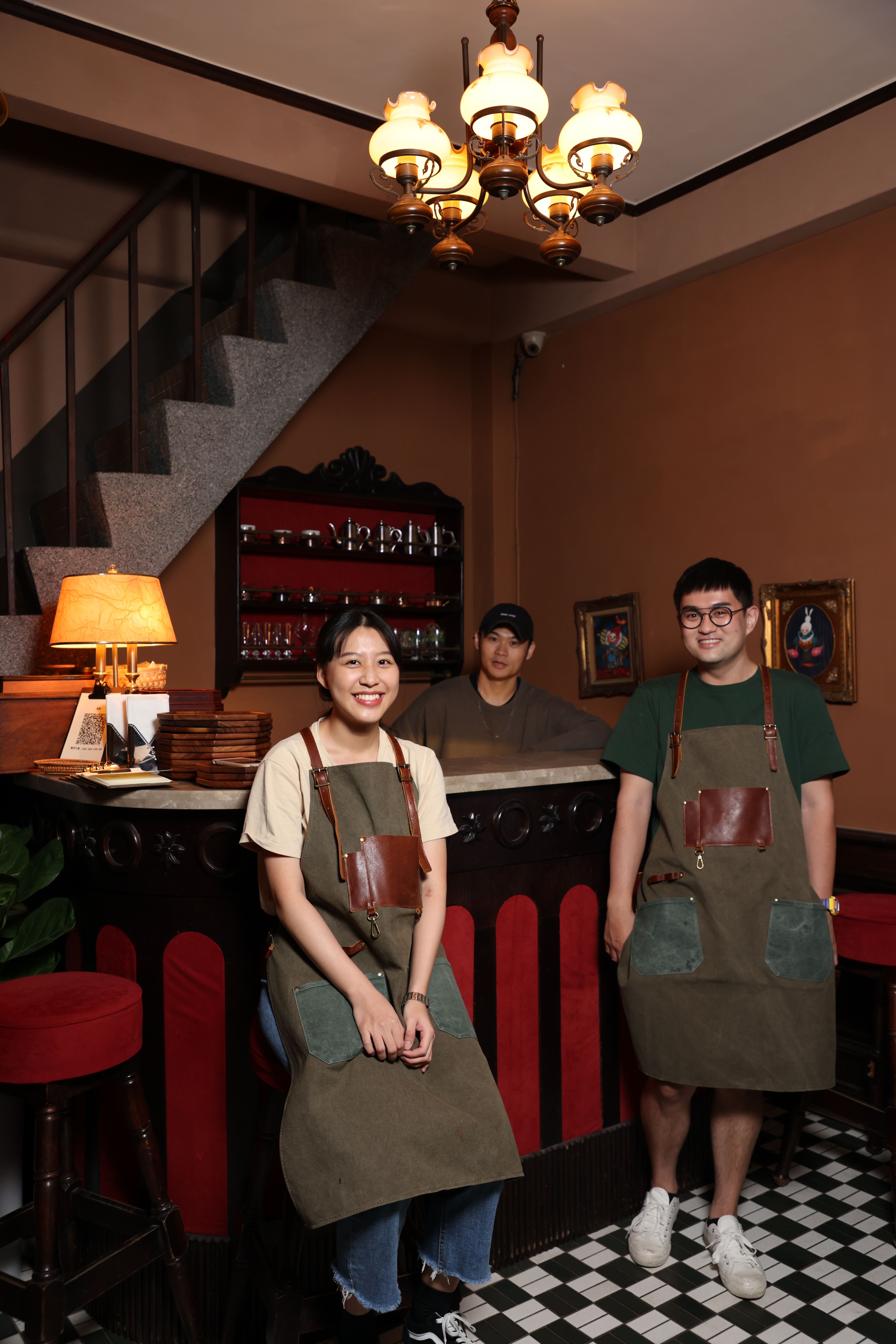今年開始踏上喫茶店初心者旅程的Wayne（中）與店內夥伴。