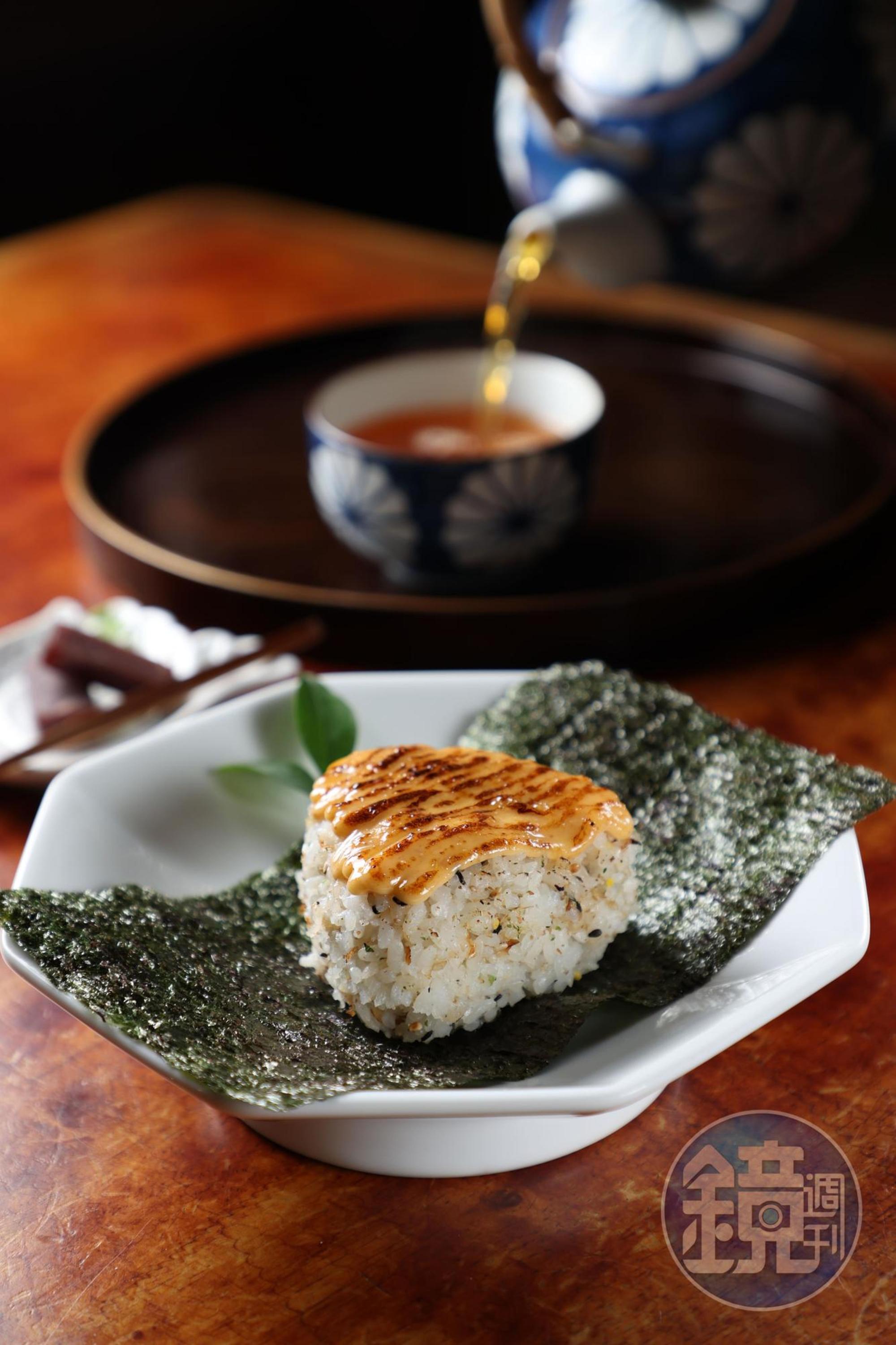 常態菜單上的「辛口明太子飯糰」上層辛甜適中，飯糰Q彈紮實。（70元／份）