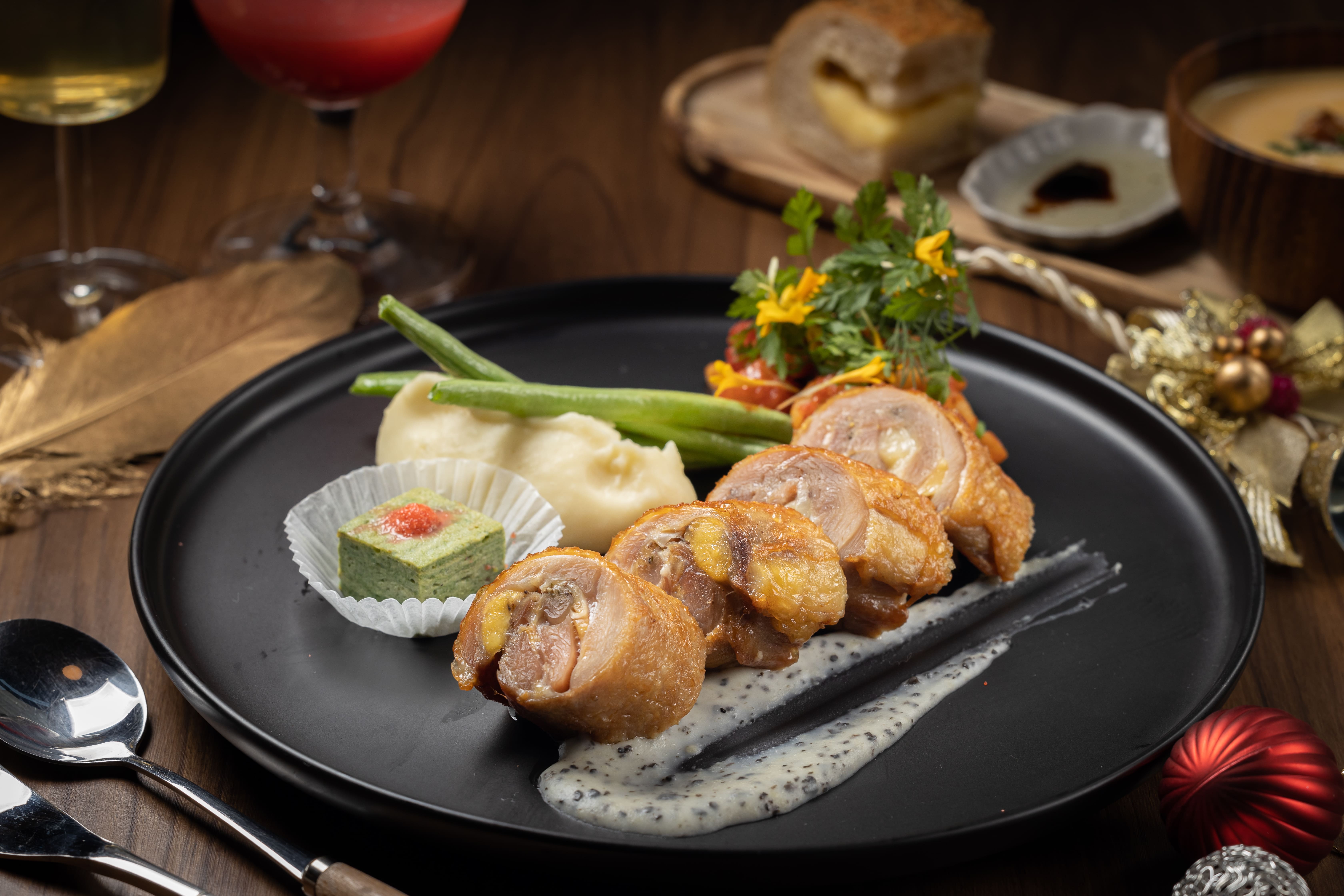 耶誕主餐之一的「薩索雞肉捲佐松露奶油醬」肉質彈牙、油脂分布均勻，搭配佐餐奶油薯泥無法停口。