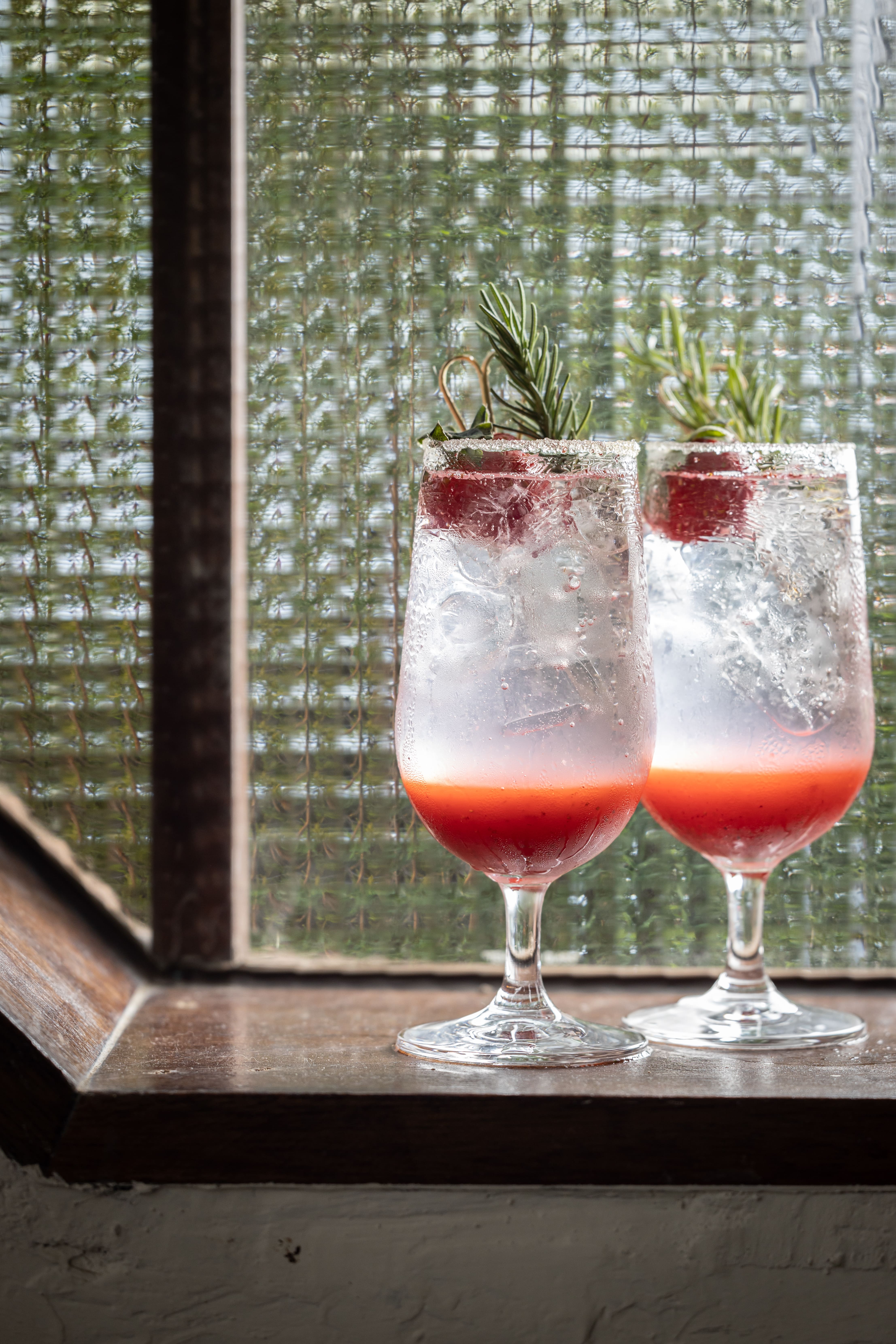 套餐飲品「三葉草野莓氣泡飲」分為含酒精與無酒精兩種版本。