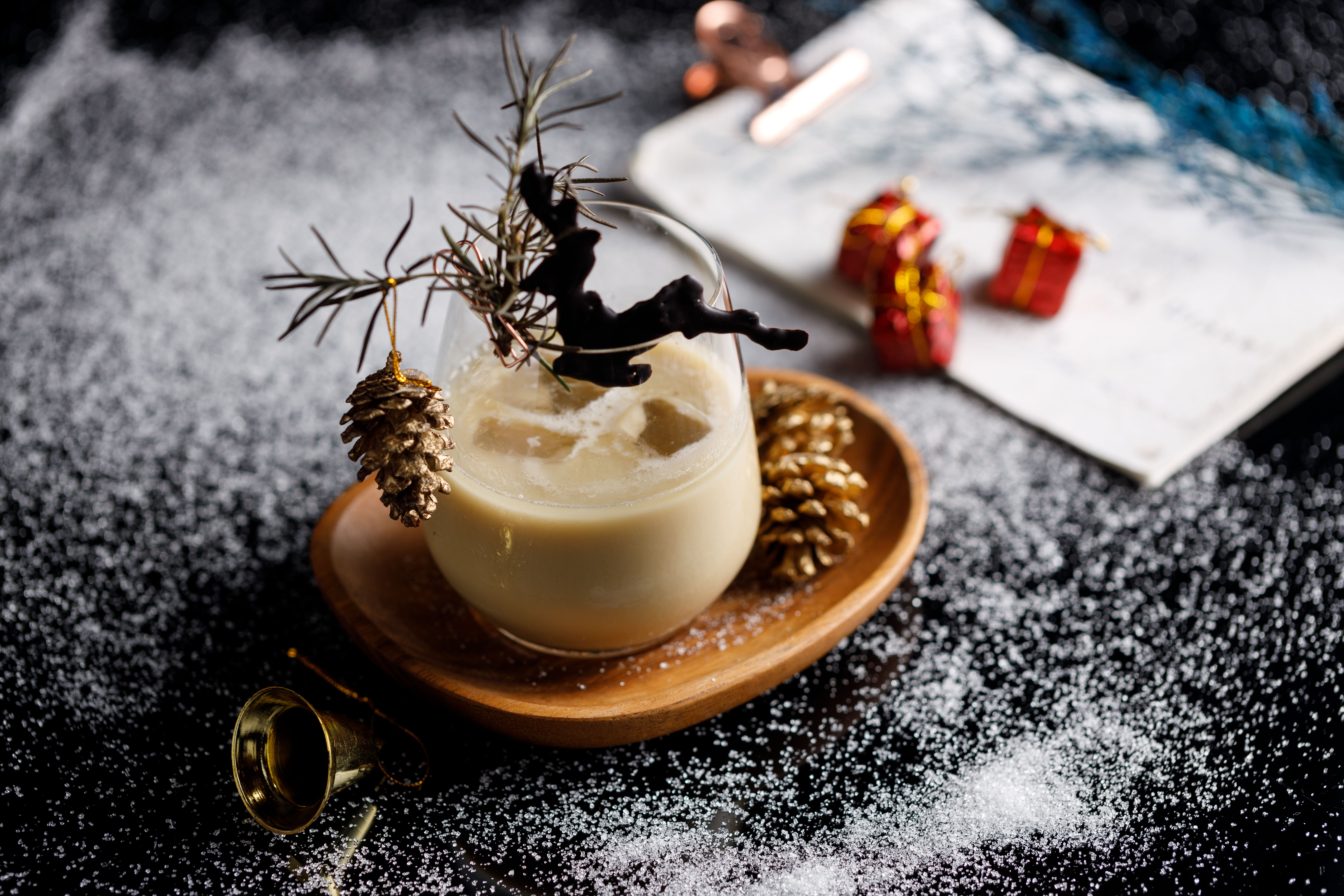 酣呷的「耶誕榛果奶酒」將耶誕氛圍散發得淋漓盡致。