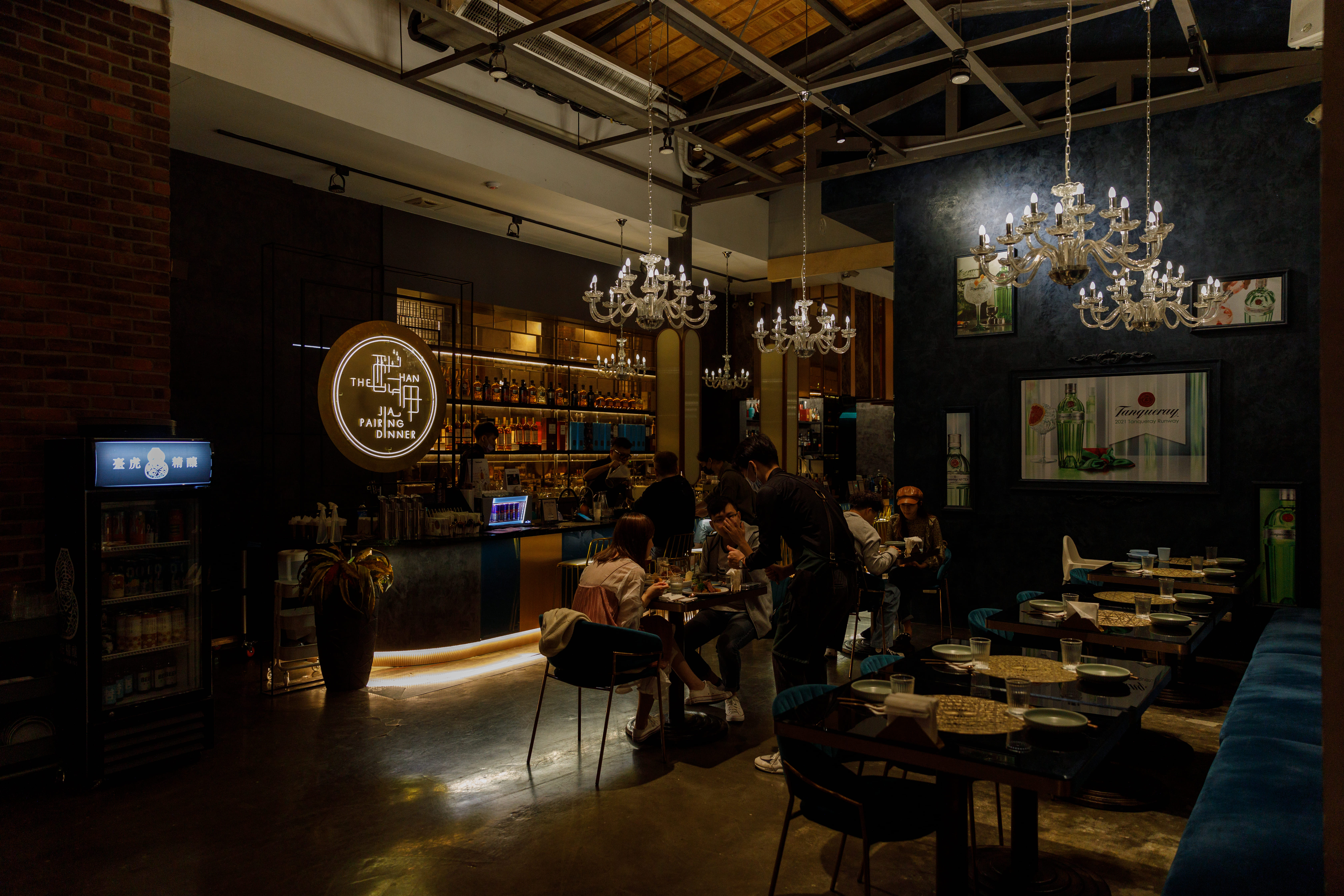 同樣是餐酒館不可或缺的的燈光美氣氛佳,酣呷卻多了一份溫馨、親切感。