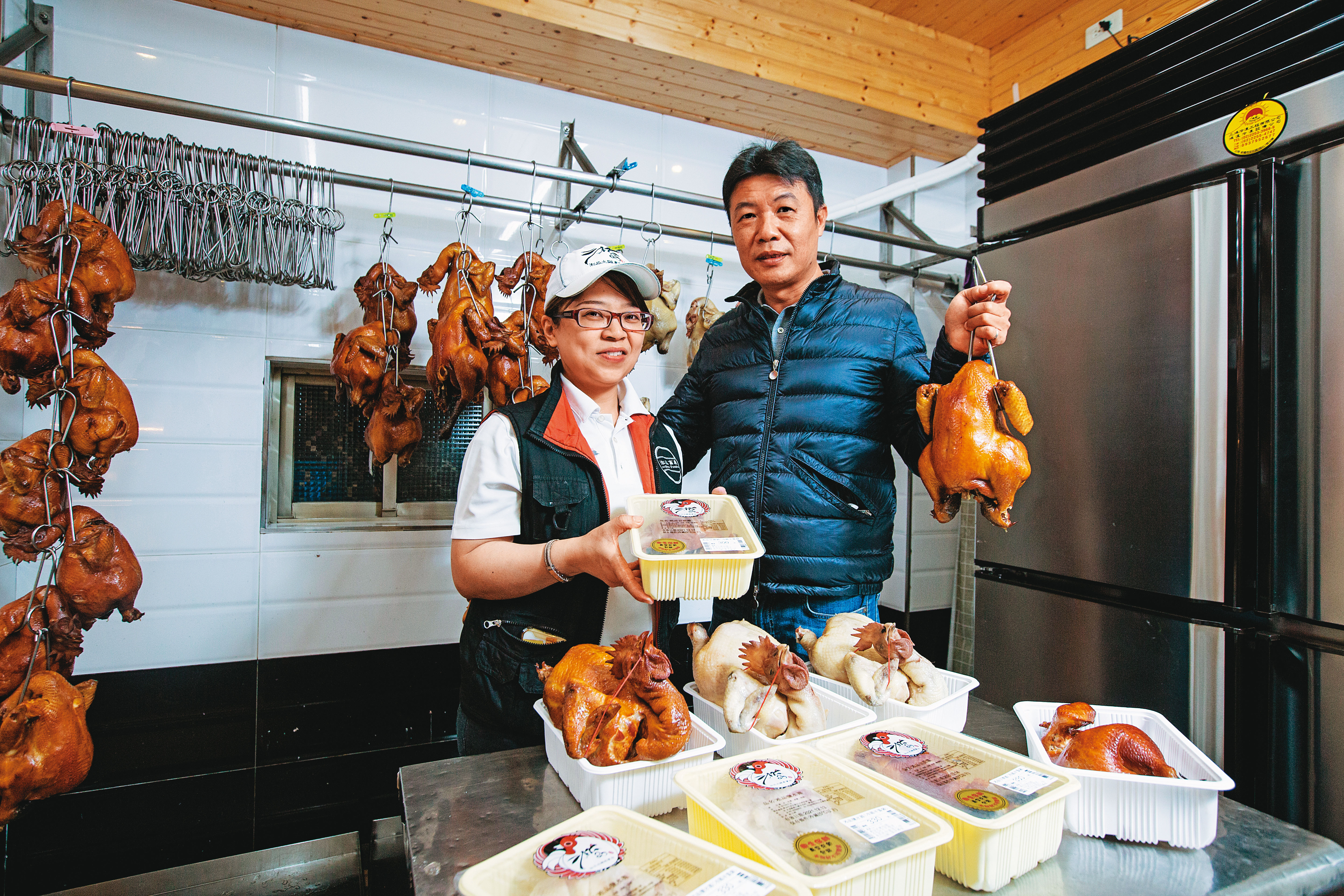 高浚泓（右）與妻子張嘉珮（左）從萬華西三水市場1坪攤位起家，是國內第一家產宰製銷一條龍的土雞業者，年營收破1.3億元。