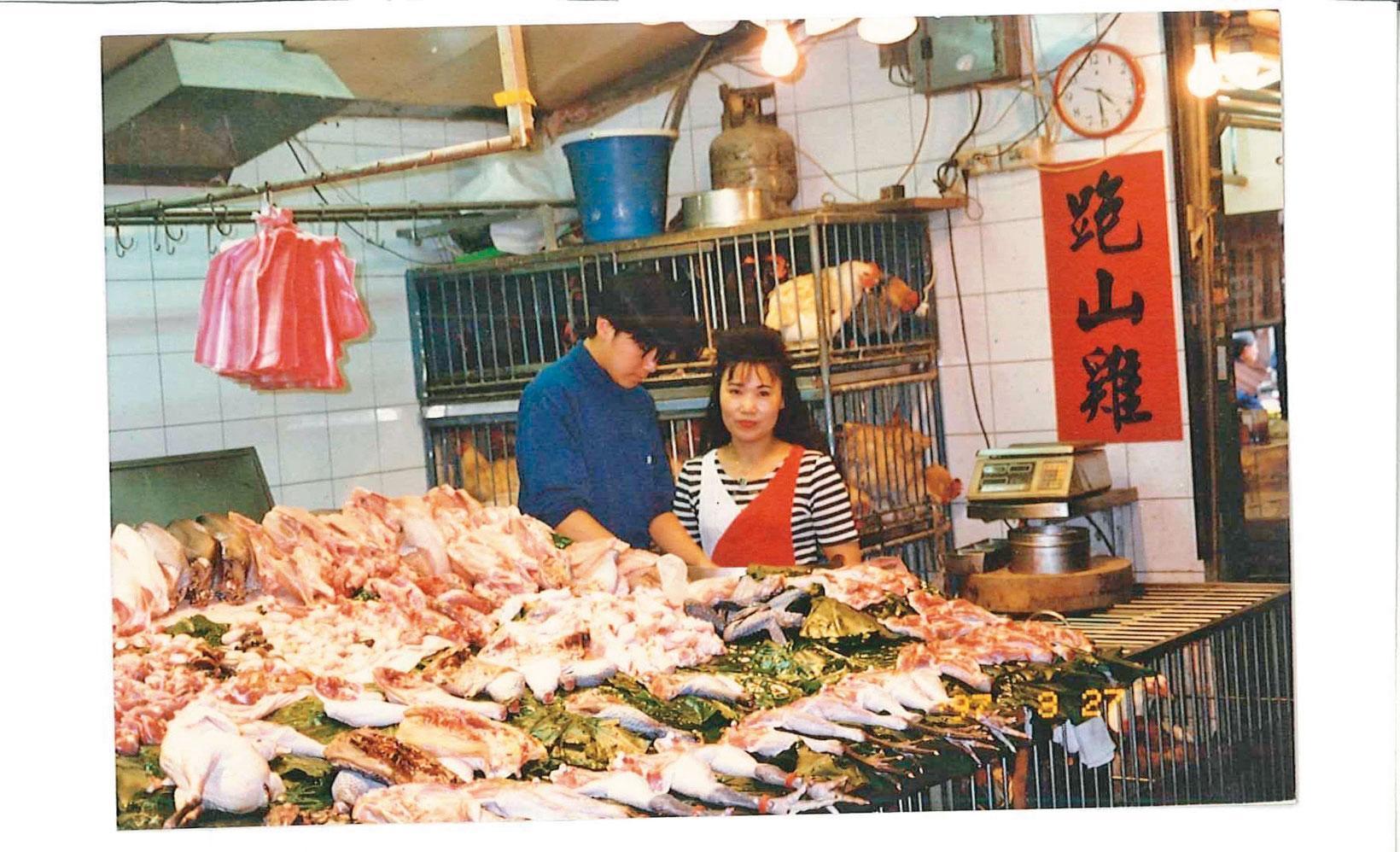 高浚泓（左）是雞販之子，母親（右）在萬華市場賣生鮮雞，他從小就要幫忙殺雞。（淞品提供）