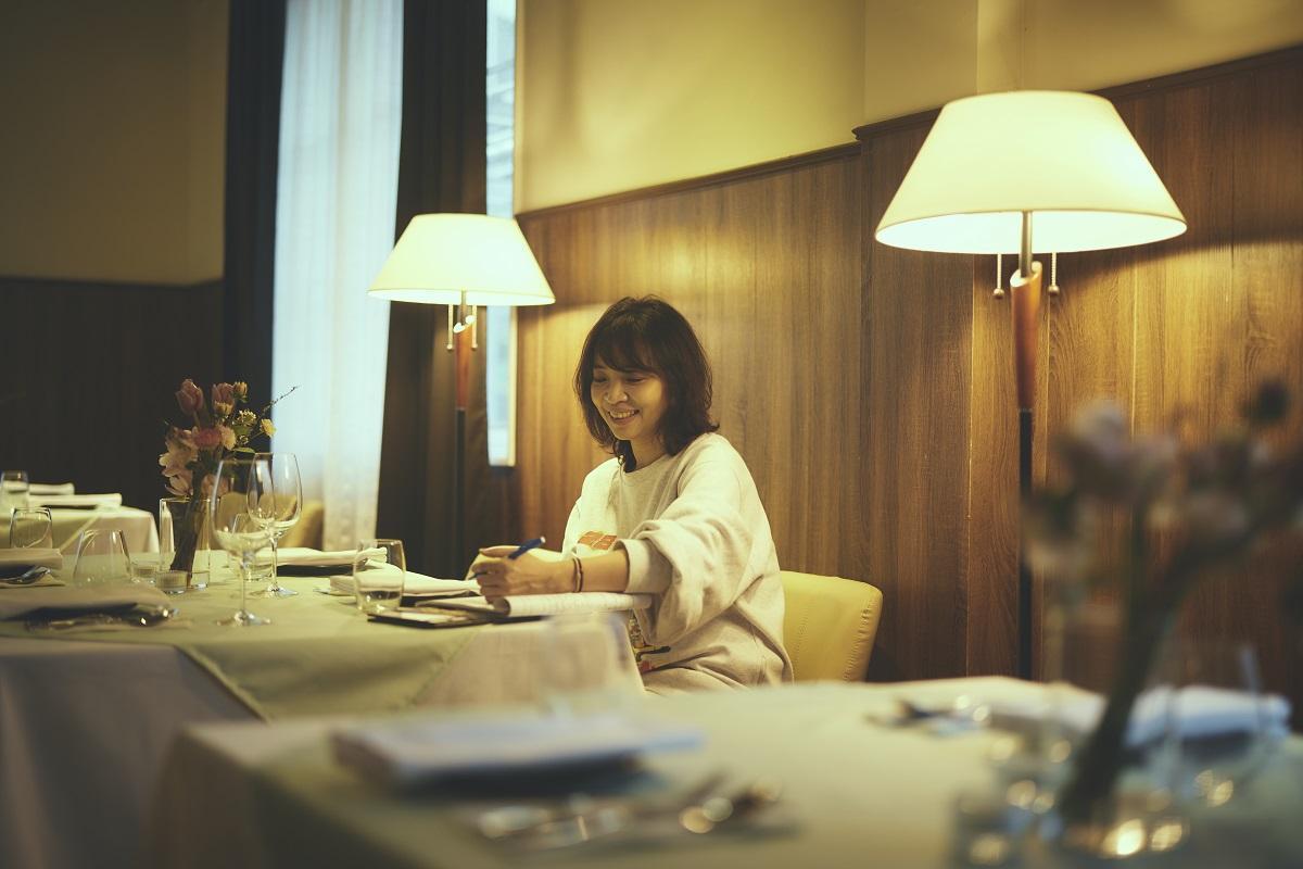 導演詹馥華最近將她出版的第一本小說《一杯熱奶茶的等待》拍成電影。(台北双喜電影提供)