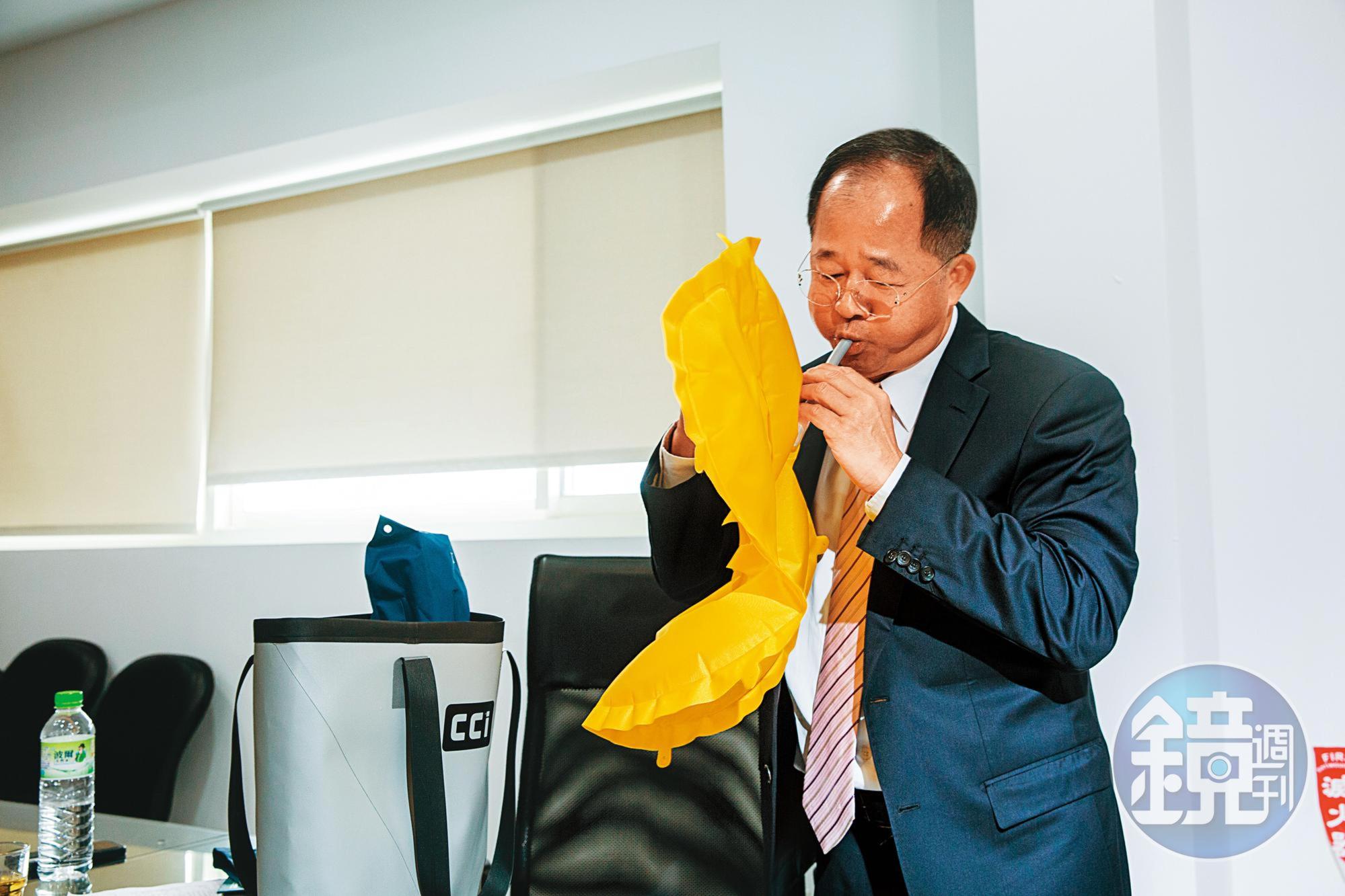 行動派的劉宗熹為完整展示八貫商品,親自示範充氣救生衣。