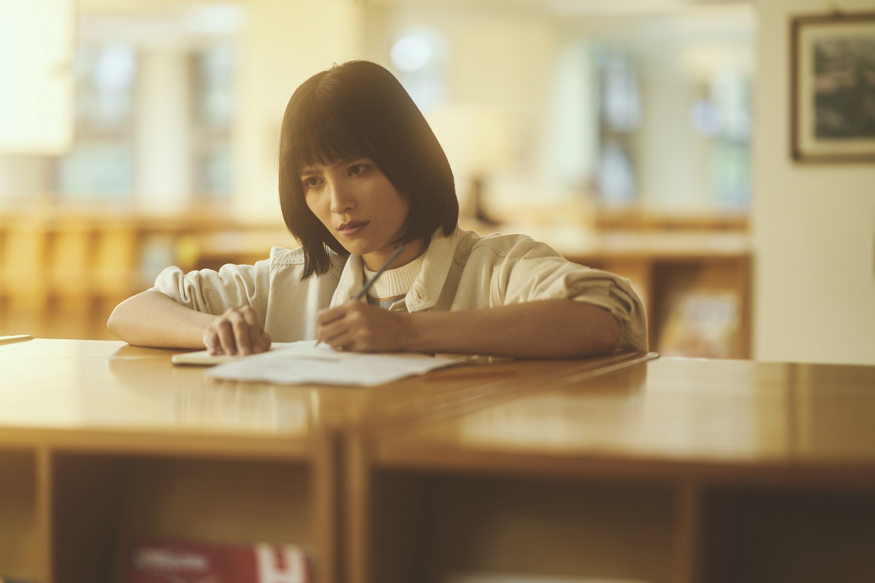 吳子霏為了演出片中角色，努力在生活中改用左手。（台北双喜電影提供）