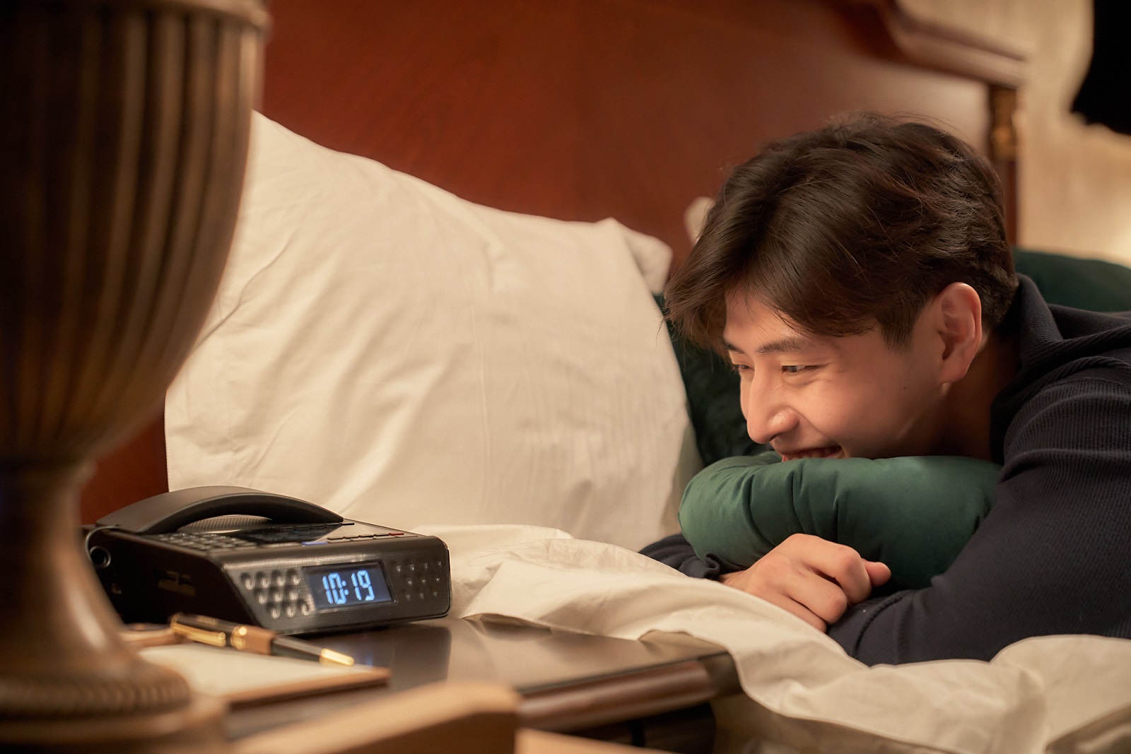 姜河那片中飾演工作愛情不太順利的載榮，在一年的最後一天想要結束自己的生命。（車庫娛樂提供）