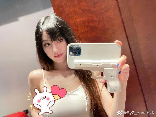 捲入「蕾宏之戰」的By2妹妹Yumi，今天遭曝光緊急送醫照片。（翻攝自微博）