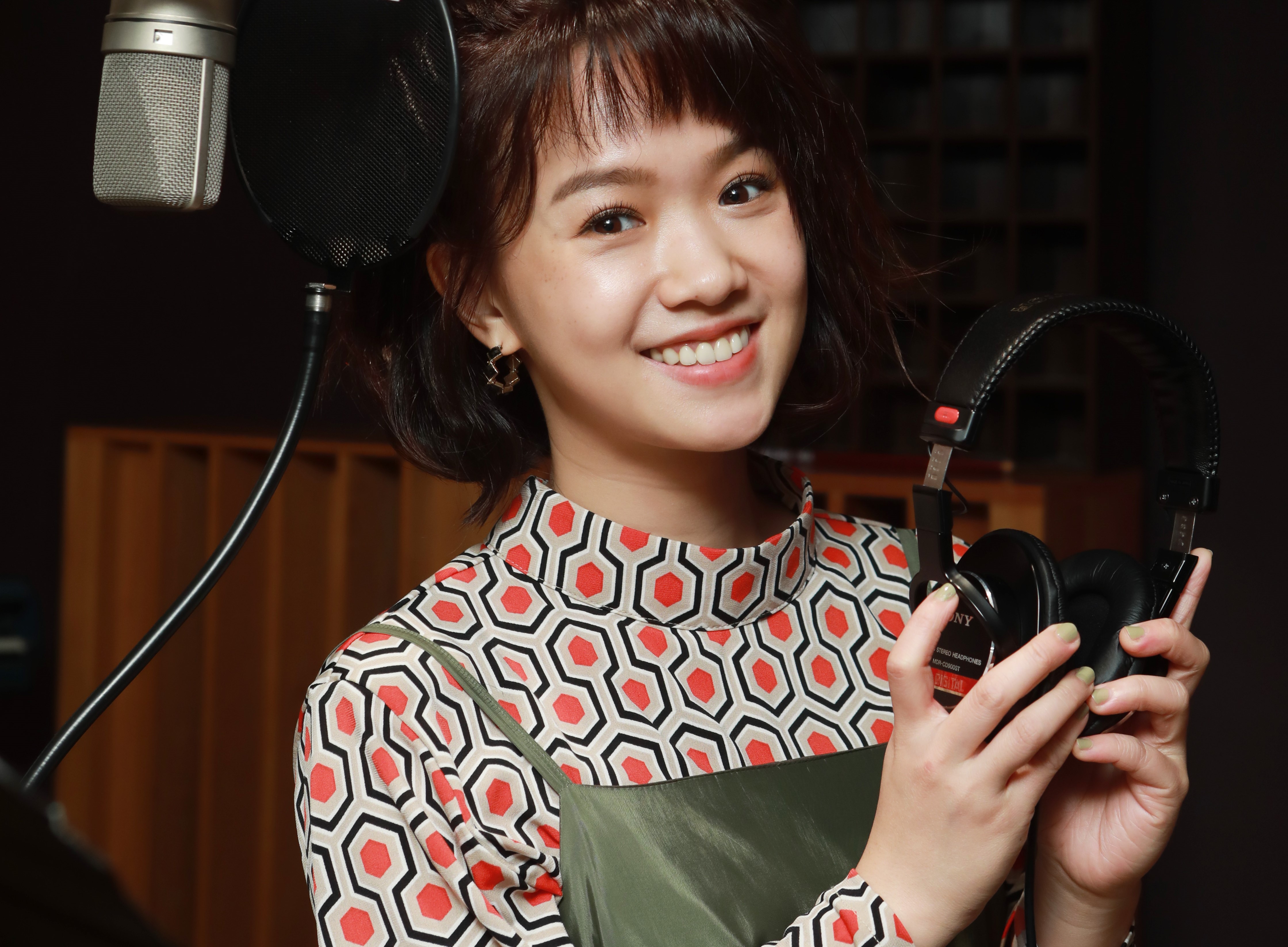 歌手嚴正嵐演唱《妖果小學–水果奶奶的大秘密》主題曲〈妖怪妖怪〉。(公視提供)