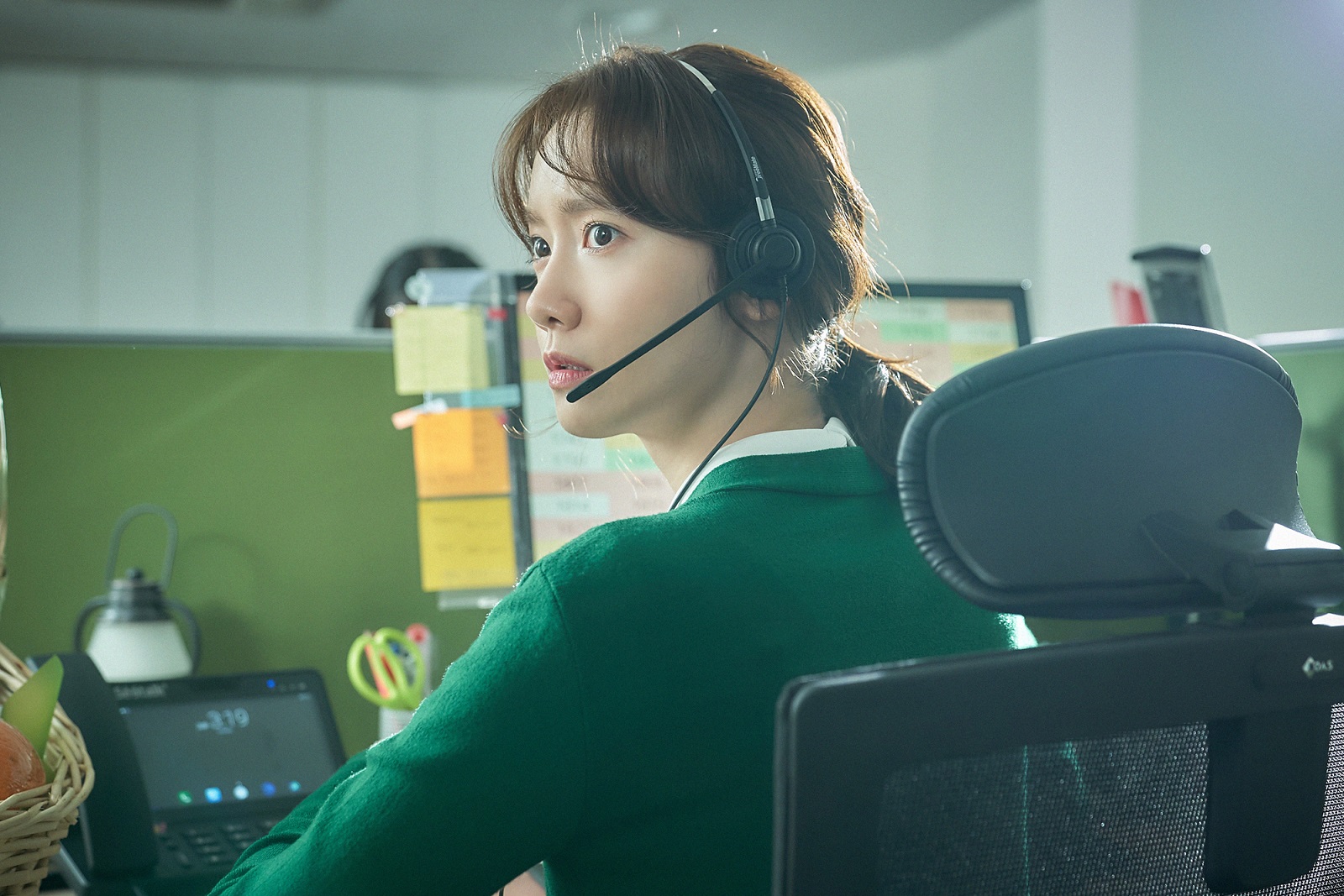 潤娥在電影《緣來大飯店》是「Morning Call」的飯店服務人員，甜美嗓音連姜河那都聽得陶醉。（車庫提供）