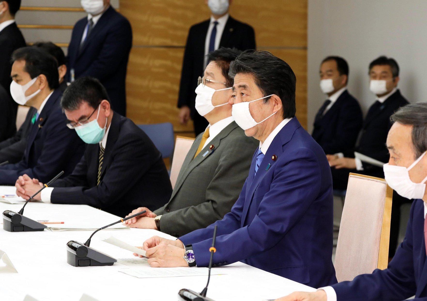 現任首相岸田文雄宣布，將希望將剩下的安倍口罩（圖）發放給有需要的人後，於今年度內全數廢棄。（翻攝首相官邸臉書）
