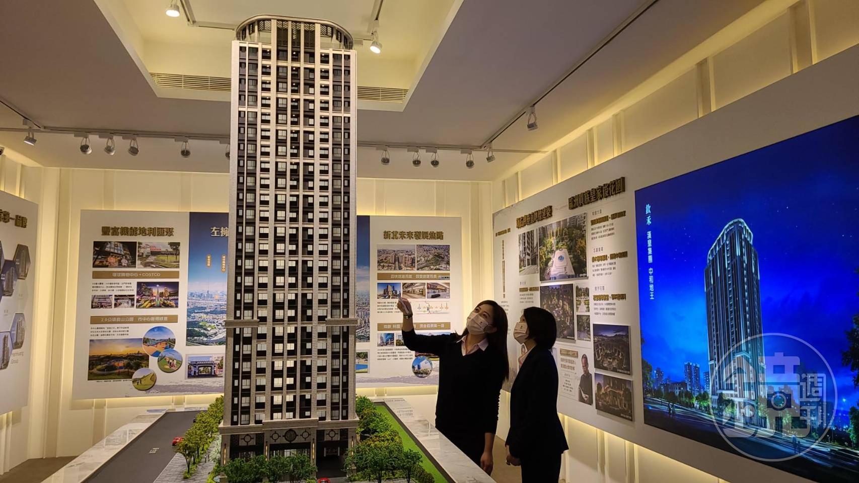 漢皇欽禾基地面積1,079坪,只使用291坪蓋住家,其餘全留給綠地規劃,建築外觀上,借鏡美國帝國大廈的垂直建築形式,設計25層樓高新古典風格,超高建築在當地具有指標性。