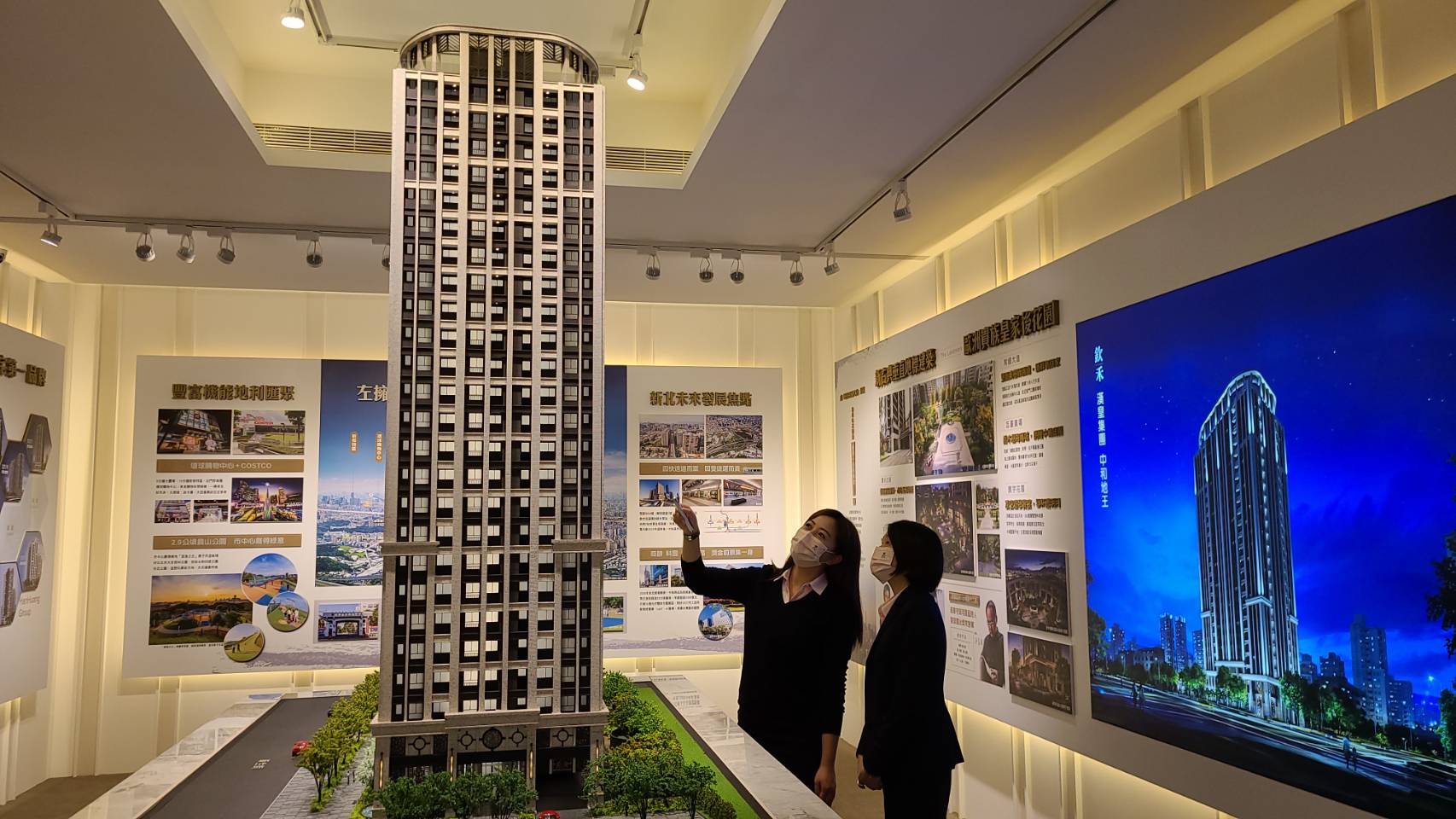 漢皇欽禾基地面積1,079坪，只使用291坪蓋住家，其餘全留給綠地規劃，建築外觀上，借鏡美國帝國大廈的垂直建築形式，設計25層樓高新古典風格，超高建築在當地具有指標性。