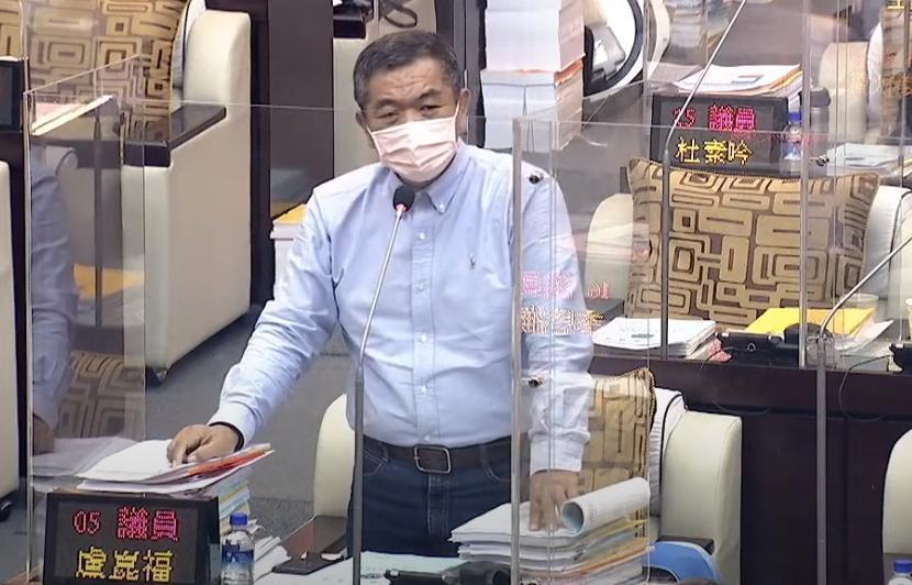 盧崑福也加入提案,怒嗆如果不敢喊同意改國號,以後就不要喊台獨。(翻攝自台南市議會YouTube)