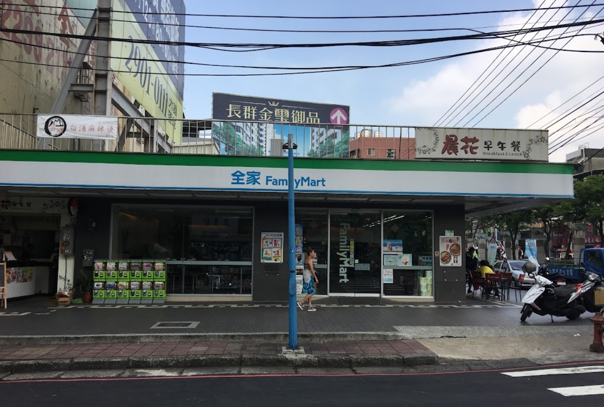 事發的連鎖超商，位於新莊熱鬧的學區附近。（翻攝Google街景地圖）