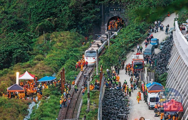 台鐵太魯閣號行經花蓮大清水隧道時,因撞擊侵入路線的工程車出軌,造成重大死傷。