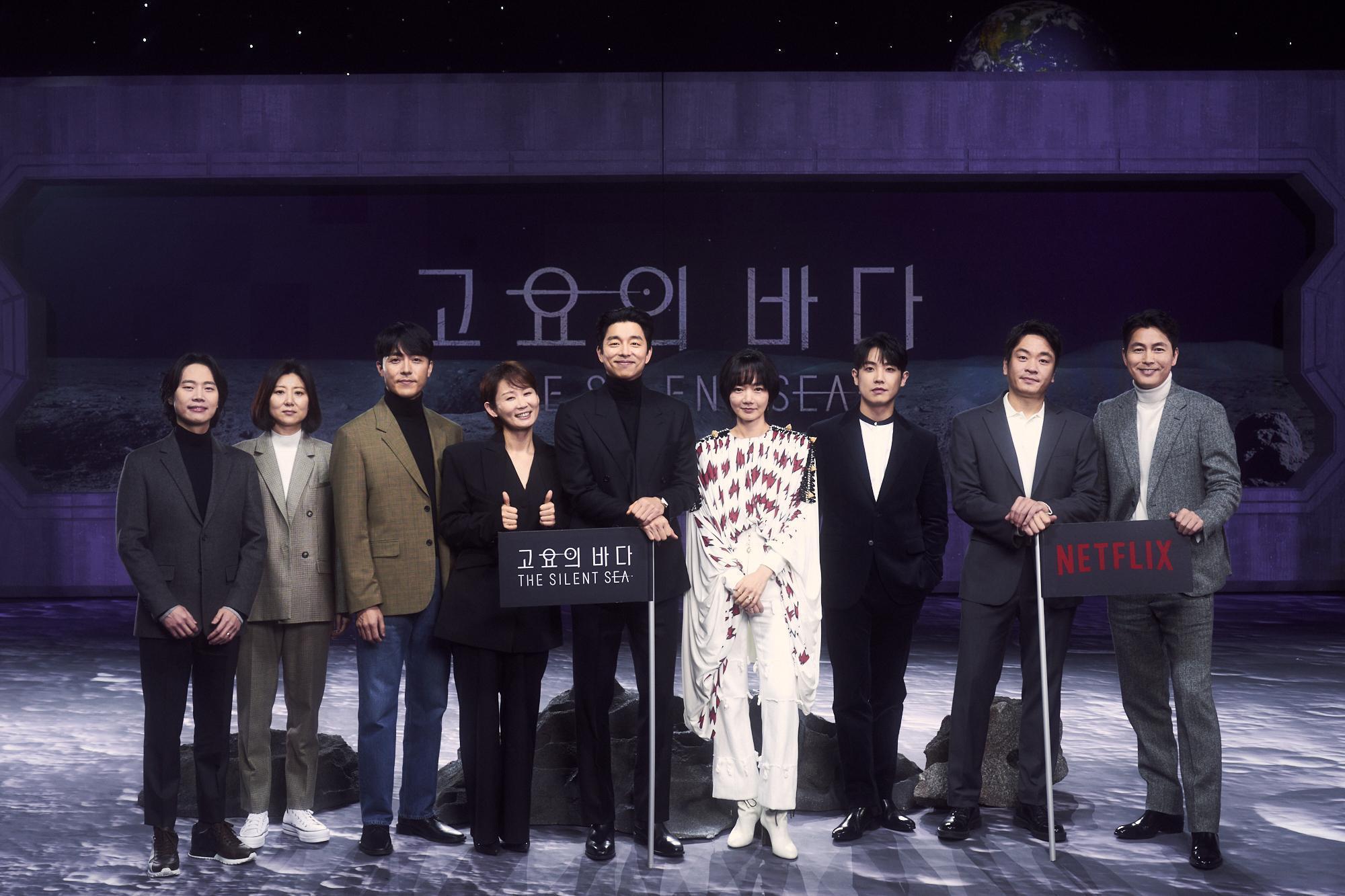 《寧靜海》今在首爾舉辦記者會，（左至右）導演崔恆墉、編劇朴銀嬌、李茂生、金先英、孔劉、裴斗娜、李准、李城旭與製作人鄭雨盛出席。（Netflix提供）