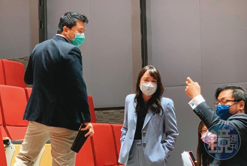 龍巖新女帝李凱莉(中)上任後,經營層大換血,目前由她和夫婿林孟叡掌大權。