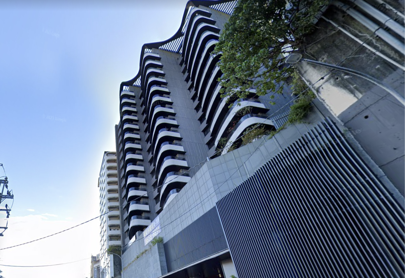 潤隆建設在新店碧潭旁投資興建「國賓大苑」豪宅驚爆弊案。（翻攝Google街景）