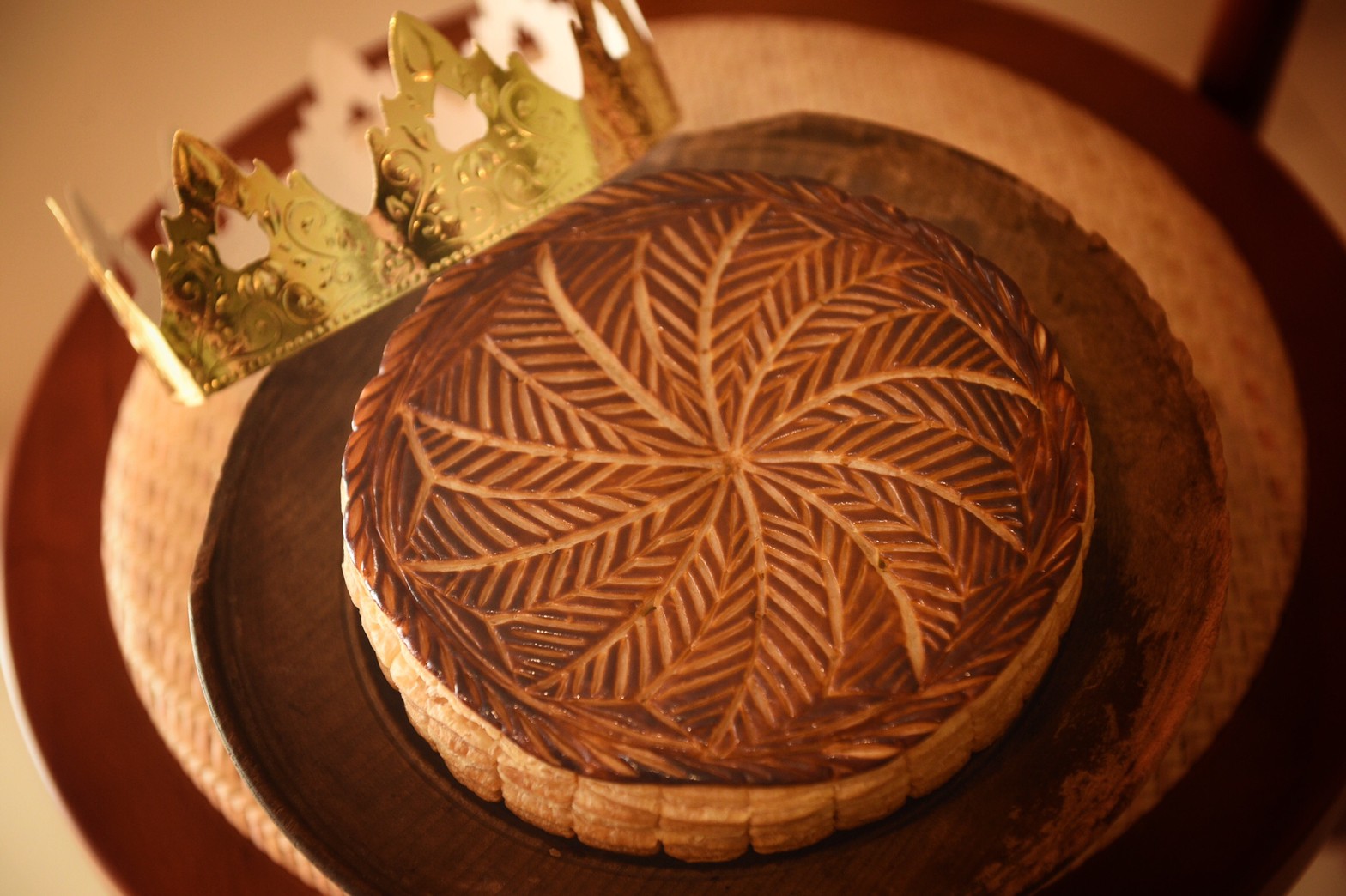 跟親友共享國王派，若幸運找到派中的小瓷偶，象徵來年幸福平安。