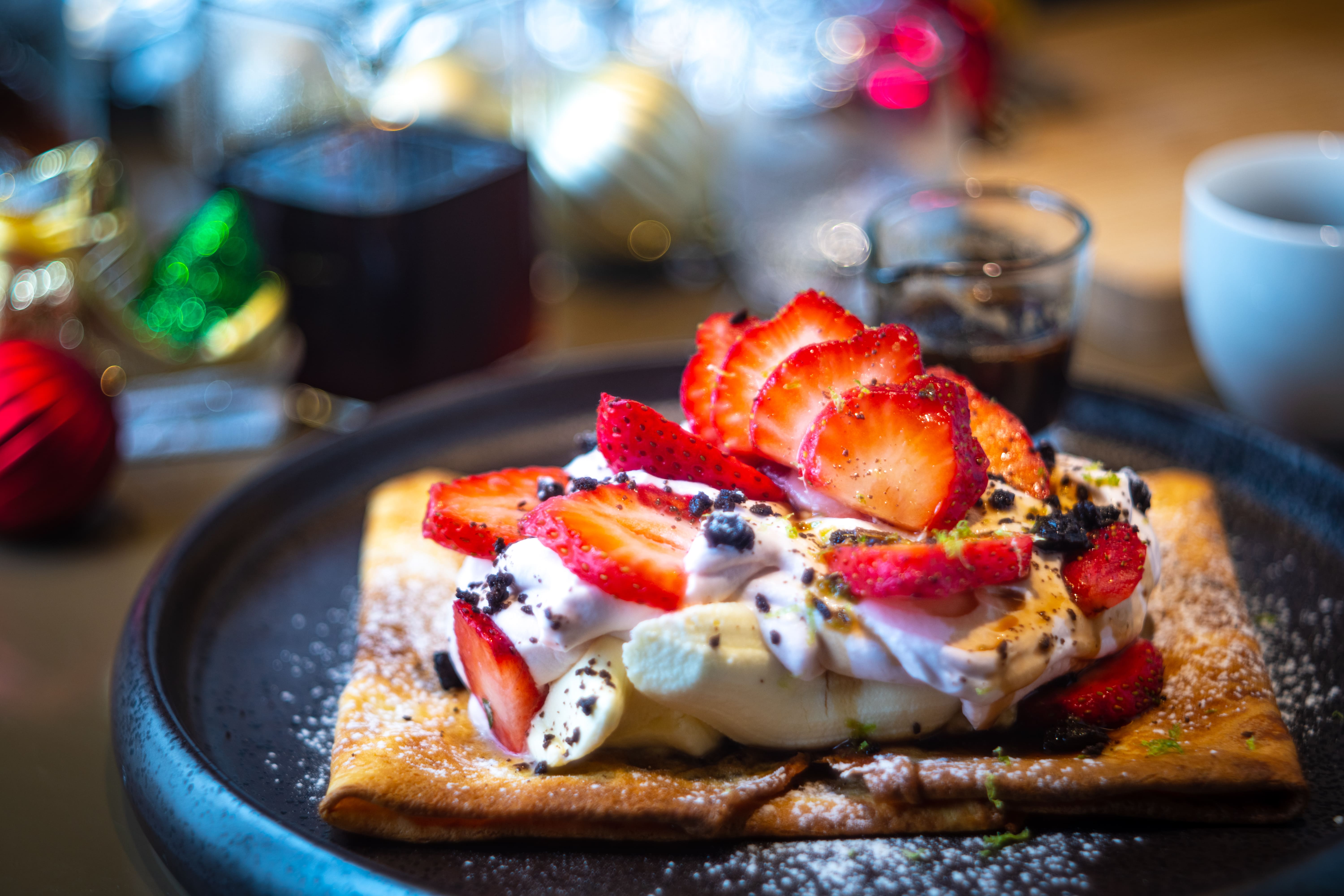 新品「大湖草莓法式可麗餅」淋上薑汁糖漿，甜蜜中帶微微辛辣感。（300元／份）