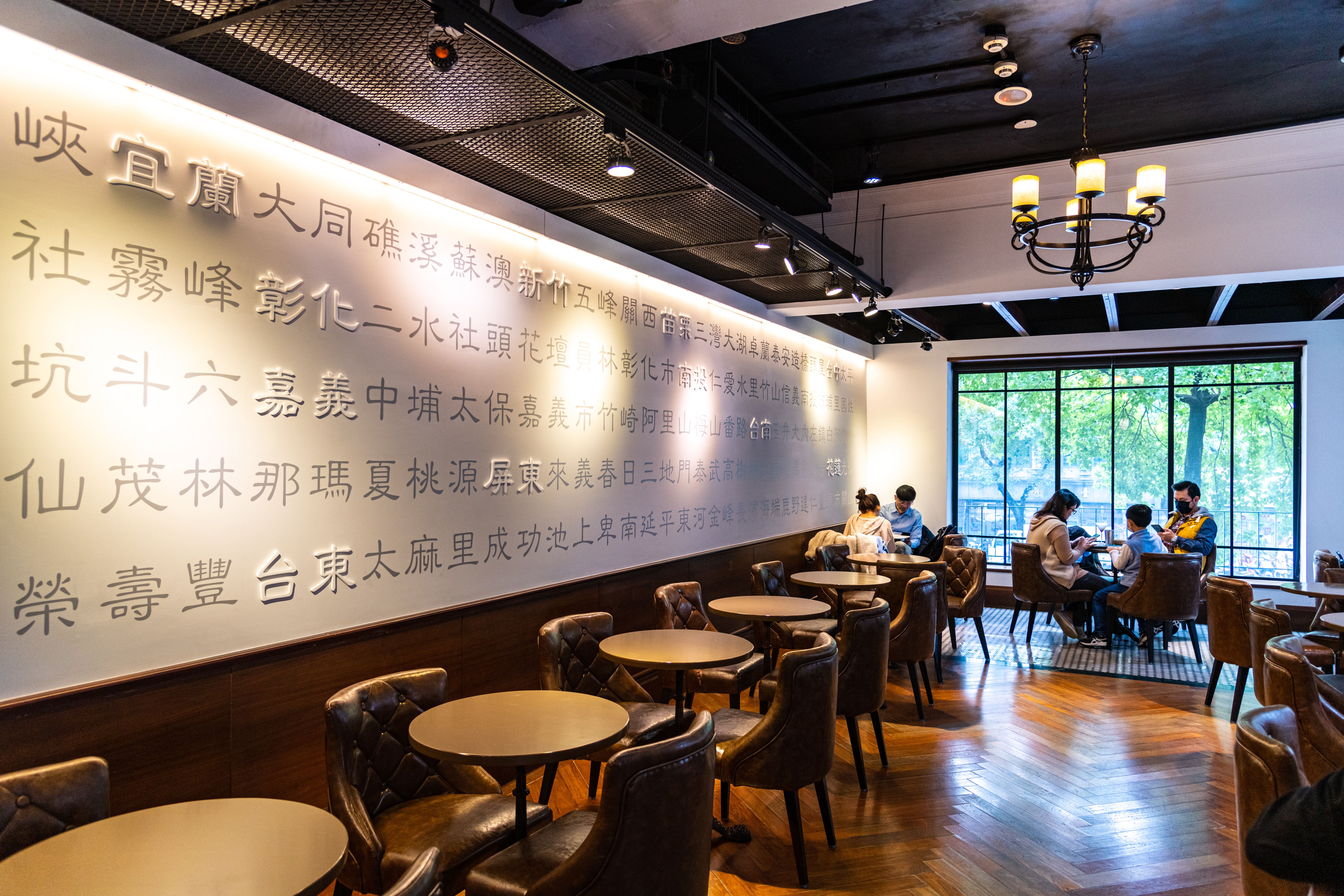 內用空間相當舒適，落地窗是享受中山北路樹景的一排的好位置。