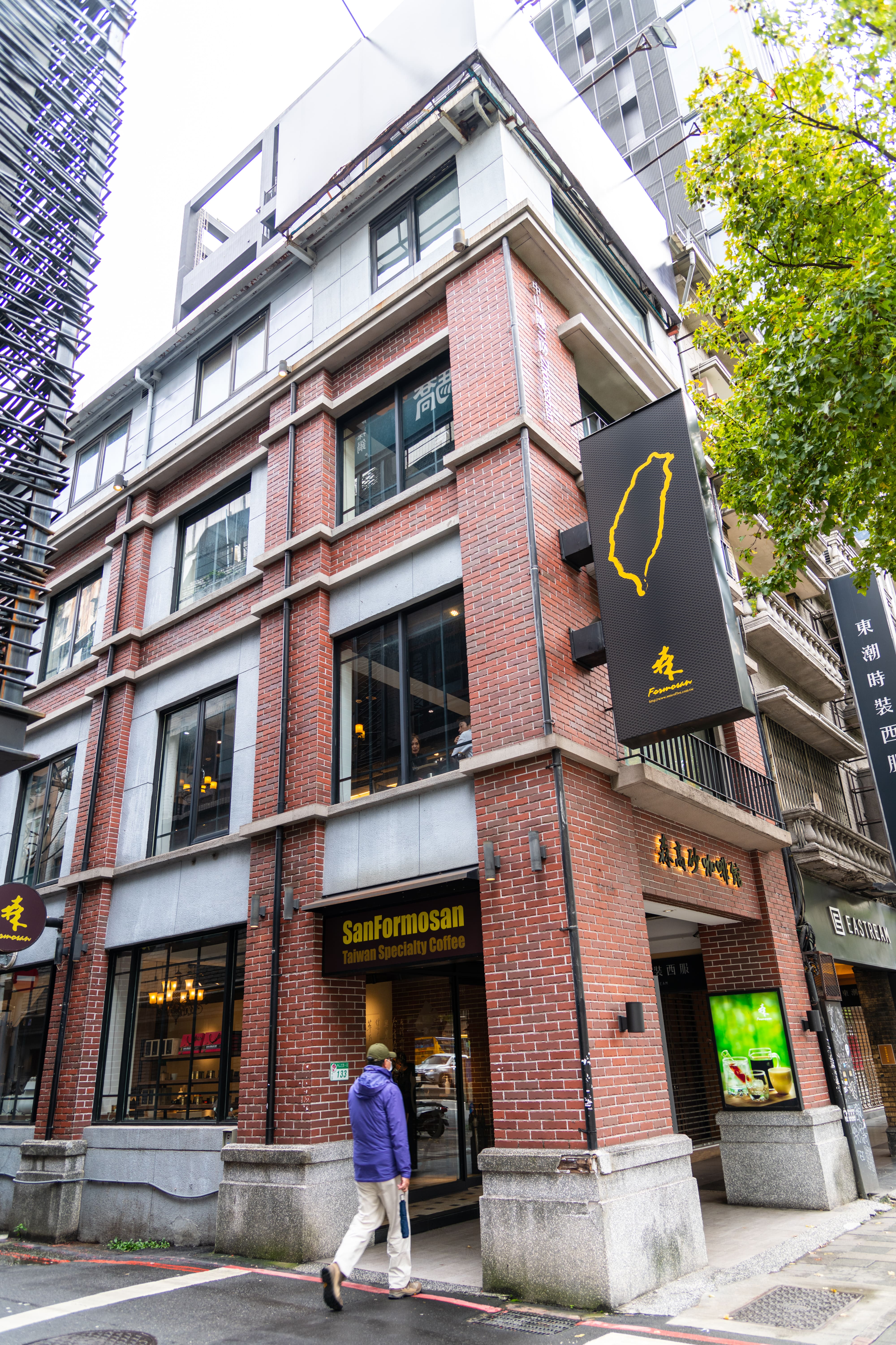 森高砂中山旗艦店位於台北市中山北路上，總計三層樓的寬敞空間。