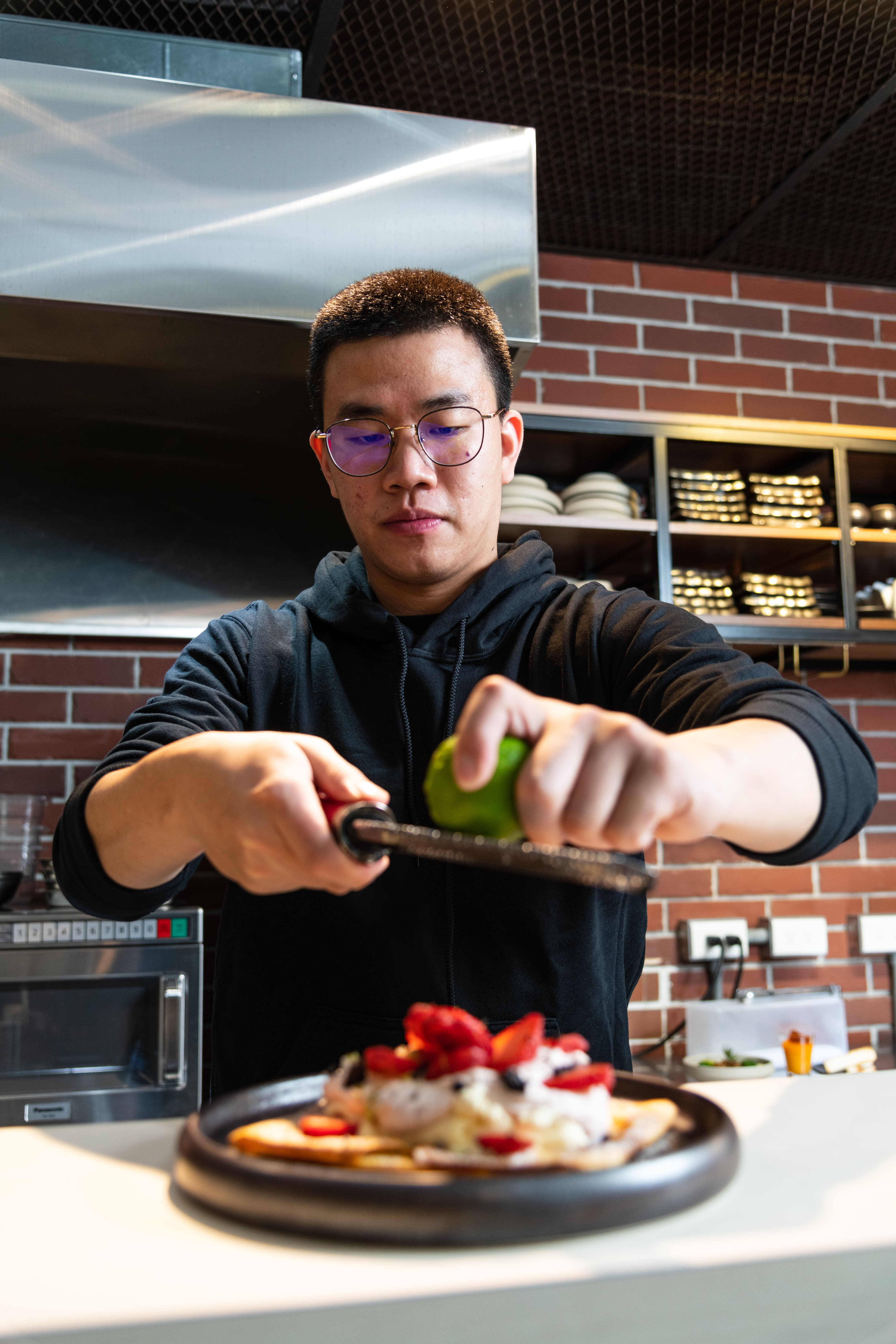原任職於私廚的周意陶年僅26歲，已扛起森高砂主廚顧問的責任。