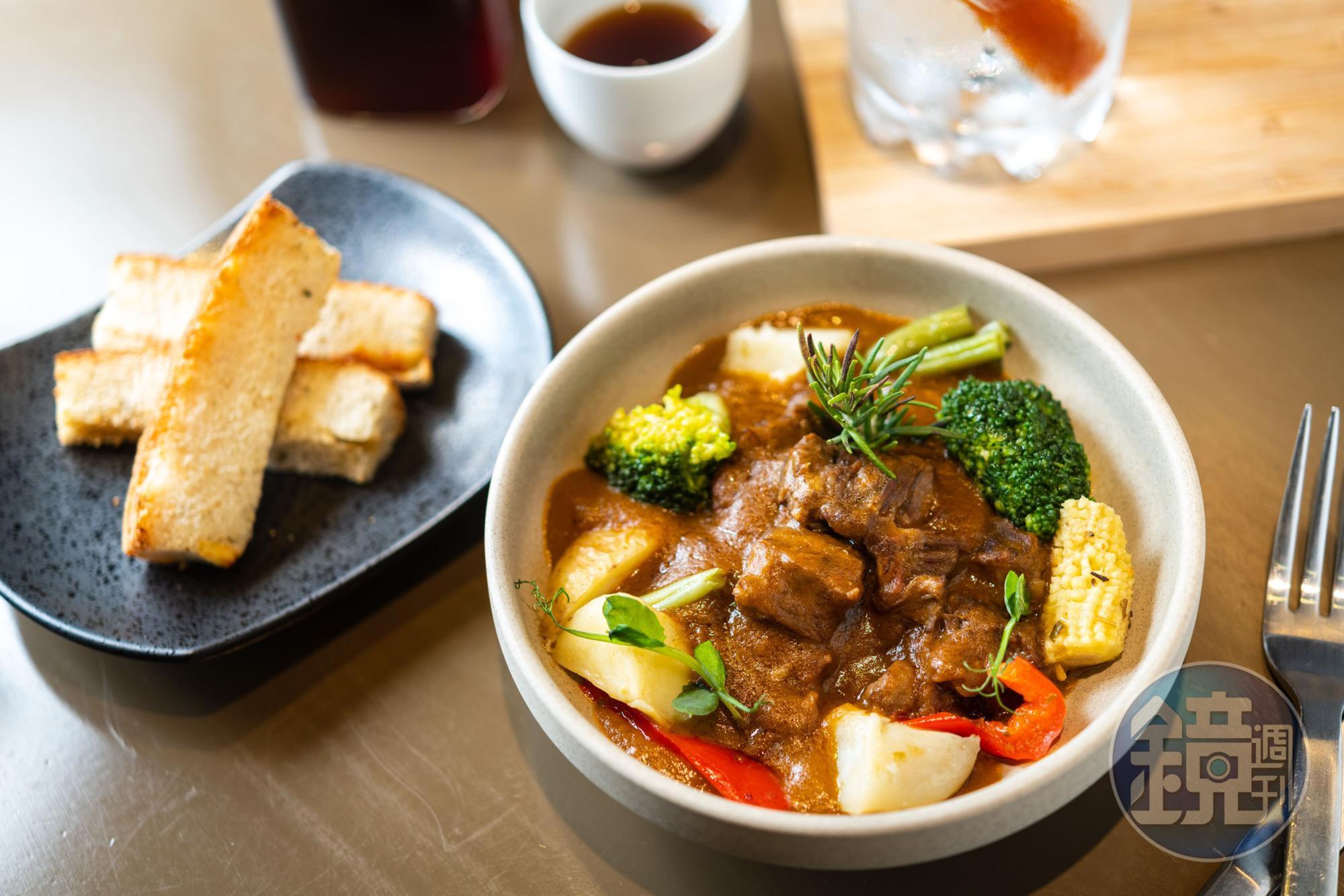 配有麵包條的「紅酒燉牛肉」燉得軟嫩,香氣入裡。(280元/份)