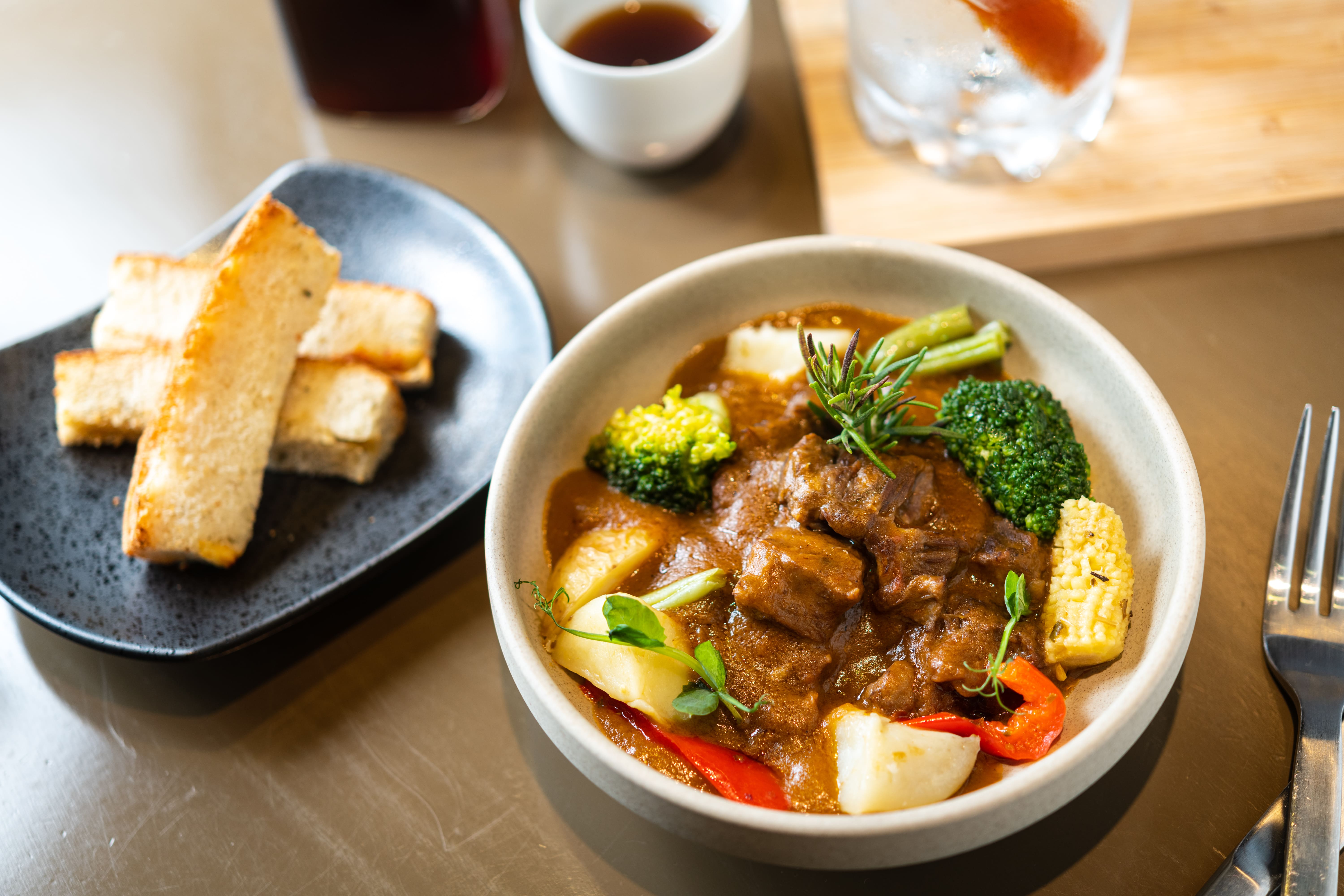 配有麵包條的「紅酒燉牛肉」燉得軟嫩，香氣入裡。（280元／份）