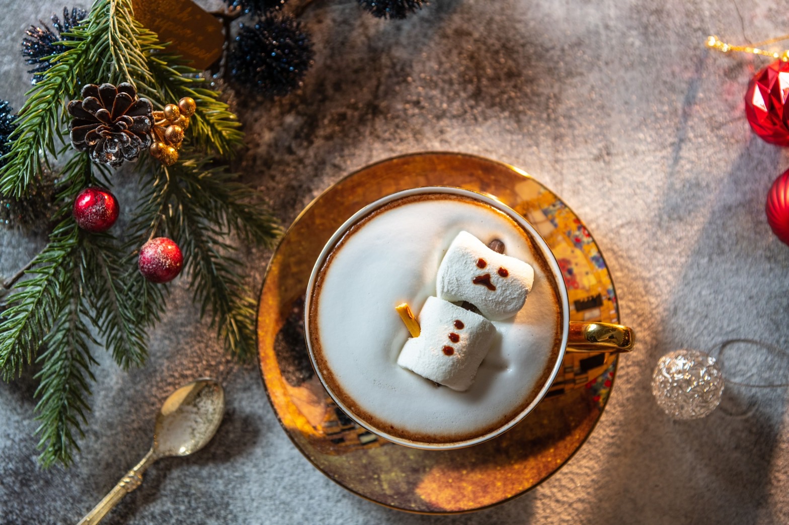 萌進心坎裡的「雪人摩卡可可」讓桌上也看得到雪景。