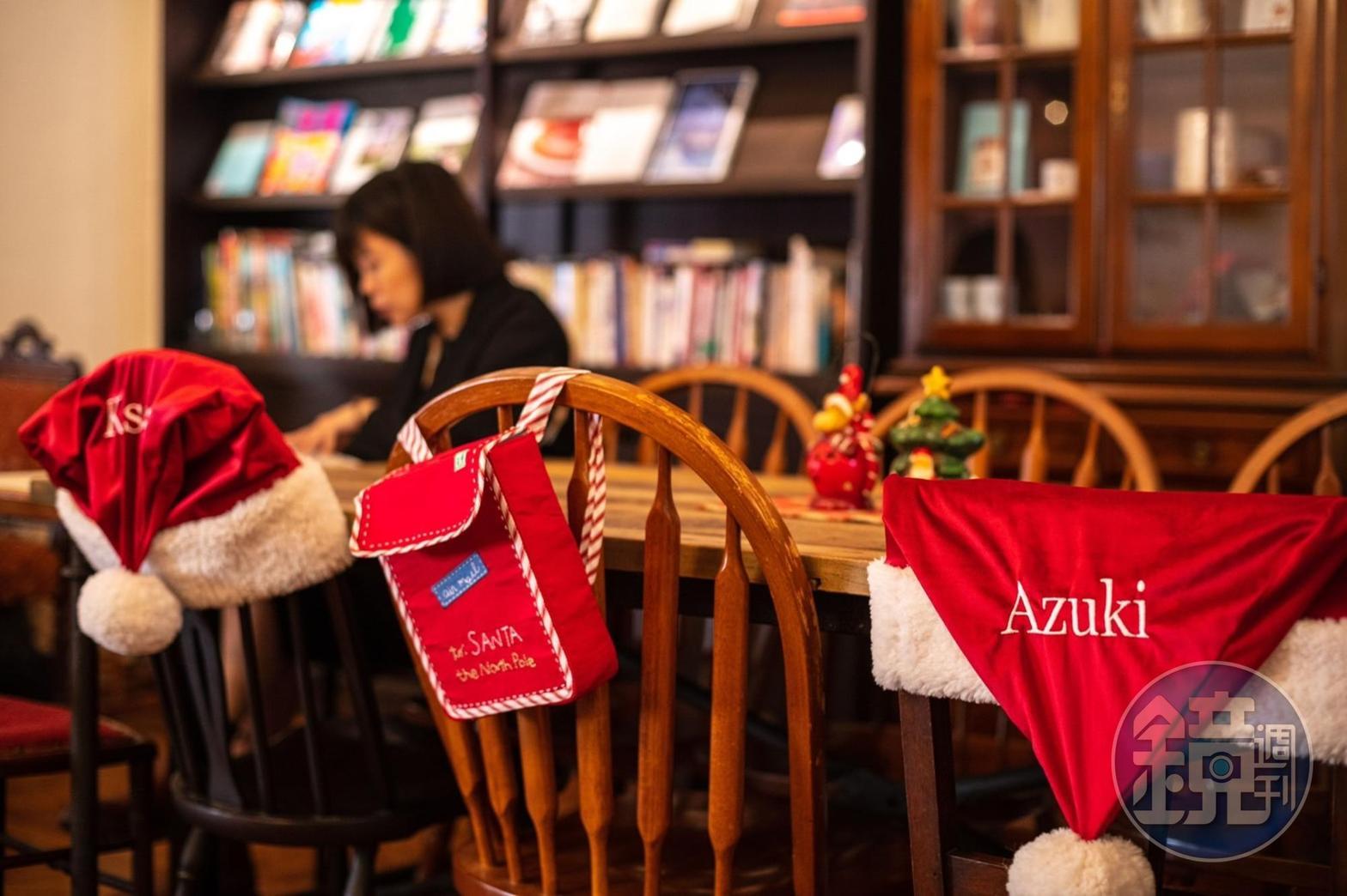 刺上店名日文羅馬拚音「Azuki」的耶誕帽，是李承瑜特地訂製，希望帶給客人更強烈的過節氣氛。