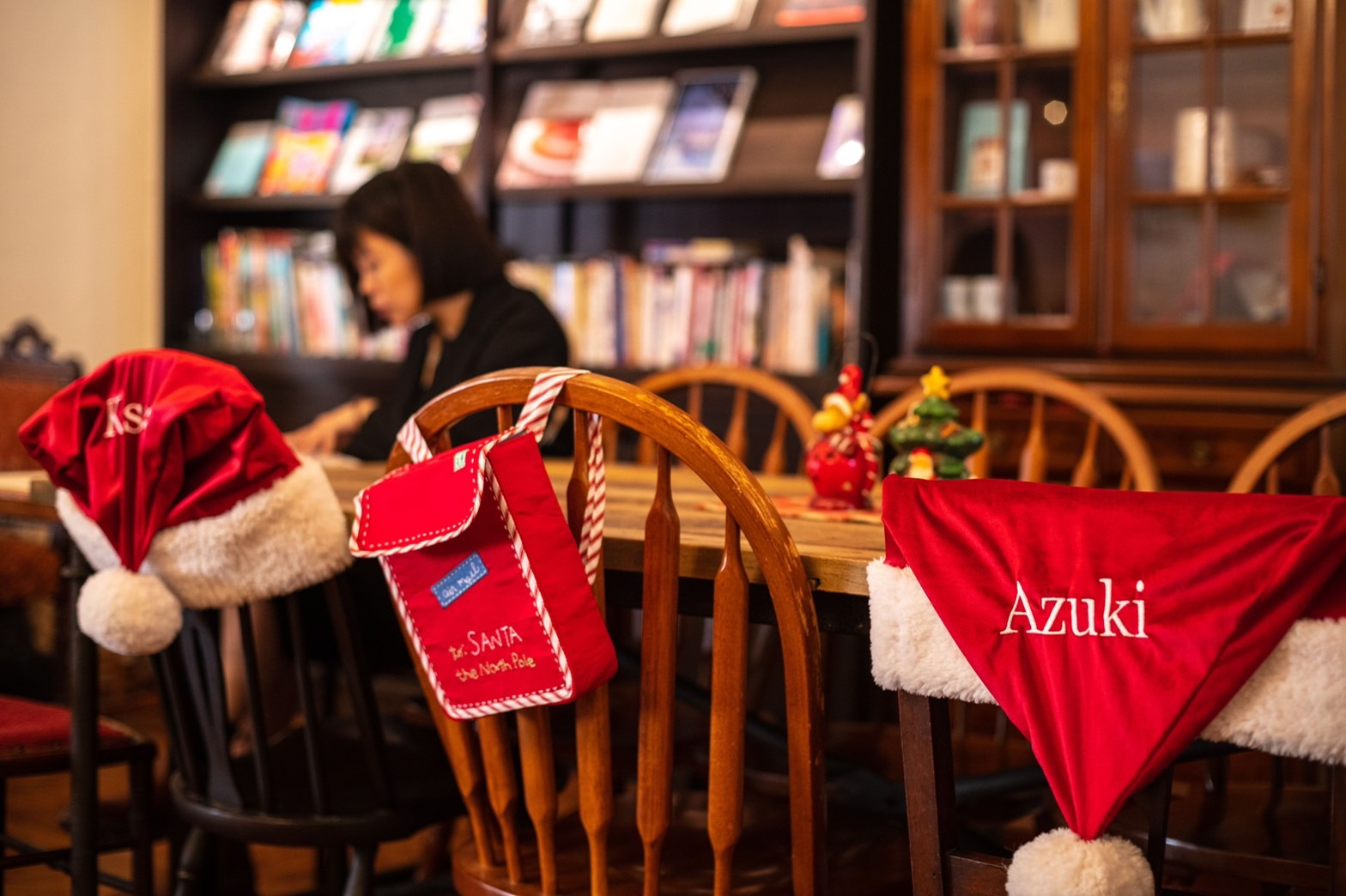 刺上店名日文羅馬拚音「Azuki」的耶誕帽，是李承瑜特地訂製，希望帶給客人更強烈的過節氣氛。