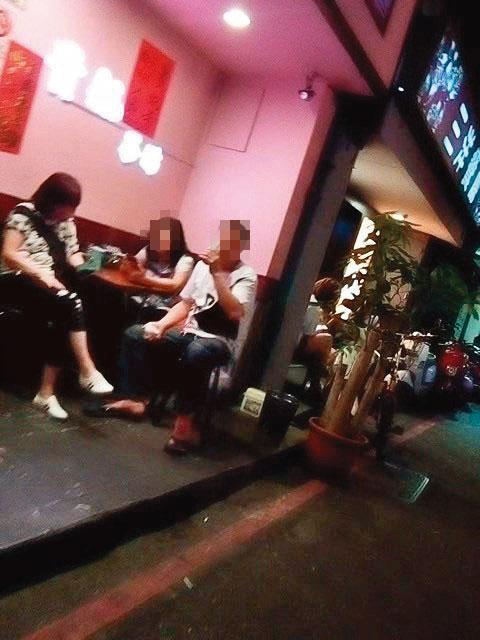 一場新冠肺炎，讓阿公店聚落失去往日榮景，只剩寥寥來客。（翻攝畫面）