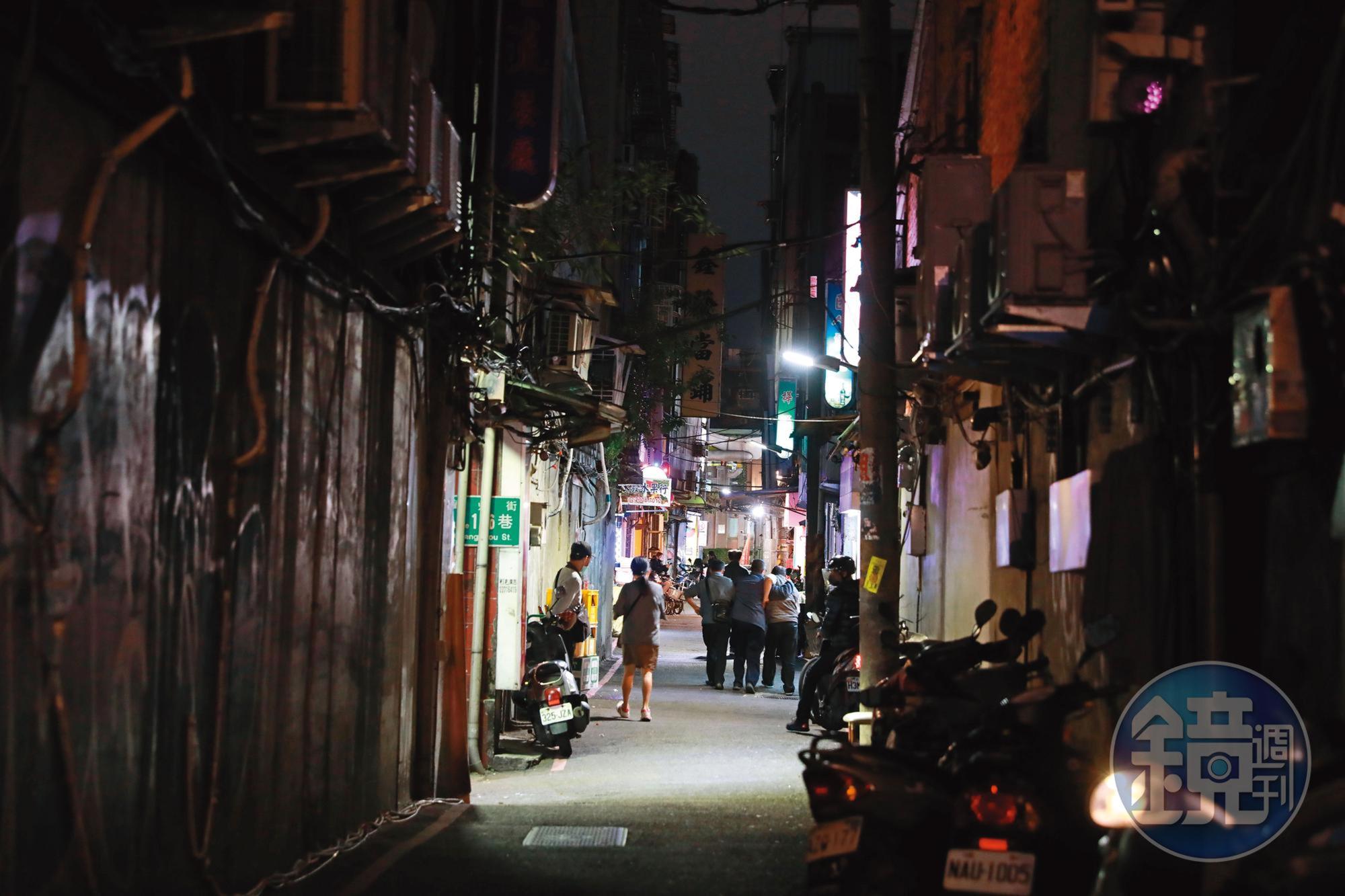 阿公店不僅提供了低價情色想像，還建構出一套綿密的熟人網絡，為都會裡的寂寞心靈打造出隱密的避風港。