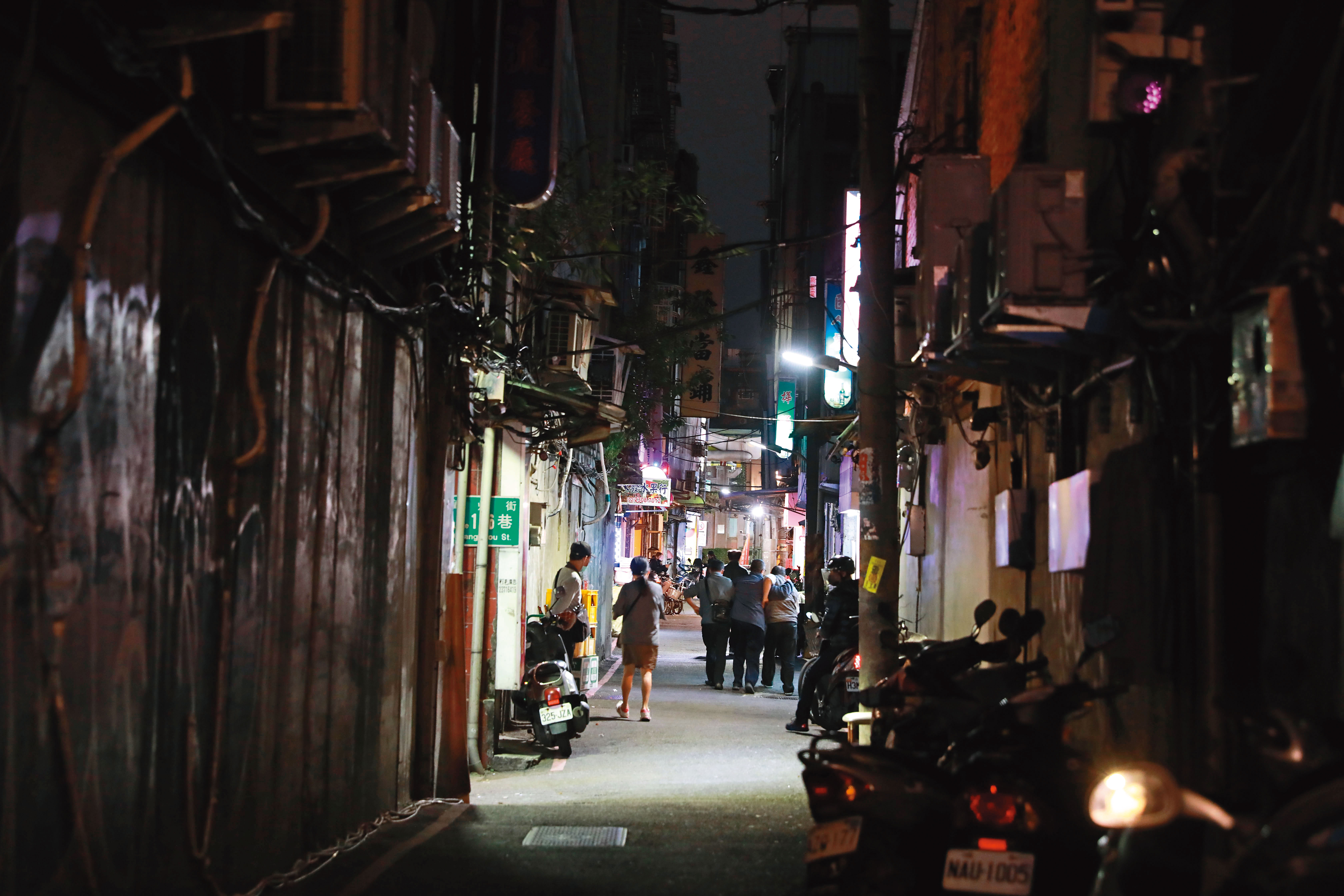 阿公店不僅提供了低價情色想像，還建構出一套綿密的熟人網絡，為都會裡的寂寞心靈打造出隱密的避風港。