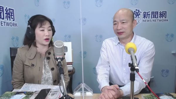 前高雄市長韓國瑜上廣播電台推新書《韓先生來敲門》，否認外界傳言參選台北或桃園市長。（翻攝千秋萬事YouTube）