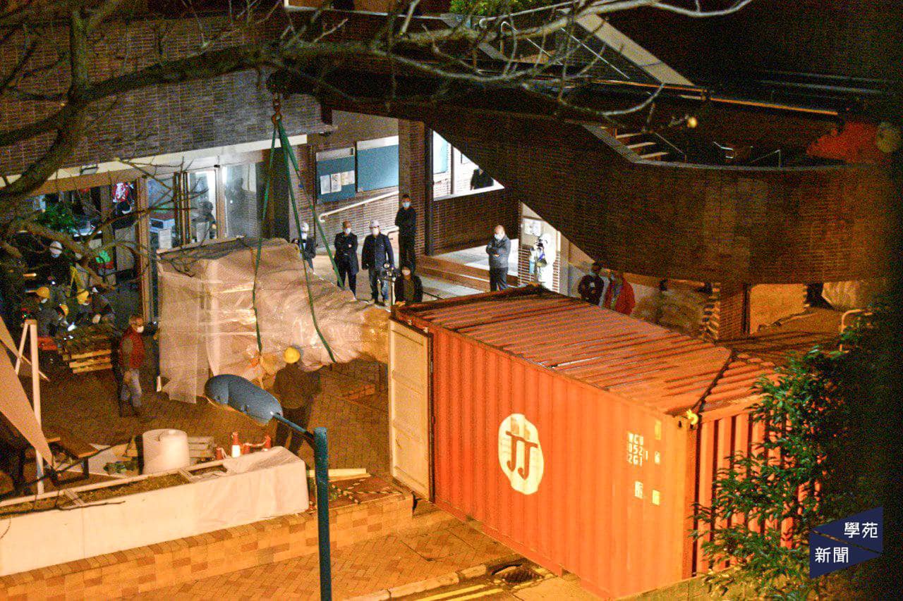 香港大學中的「國殤之柱」今日凌晨遭突襲移除。（翻攝自臉書香港大學學生會學苑即時新聞）