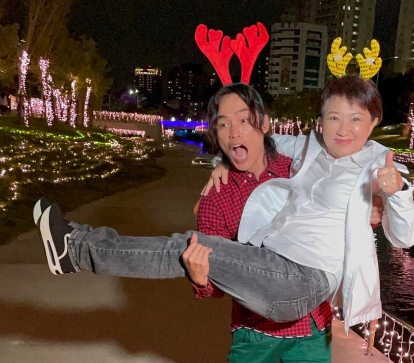 黃鐙輝公主抱盧秀燕。（翻攝自盧秀燕臉書）