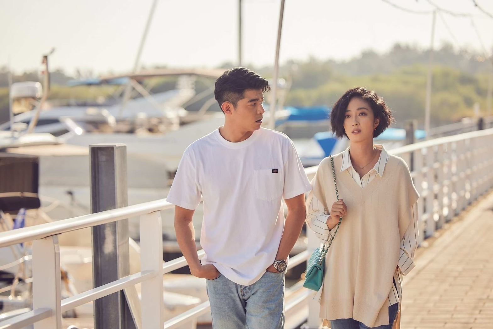 王柏傑（左）飾演桂綸鎂（右）超過20年的青梅竹馬。（紅杉娛樂）